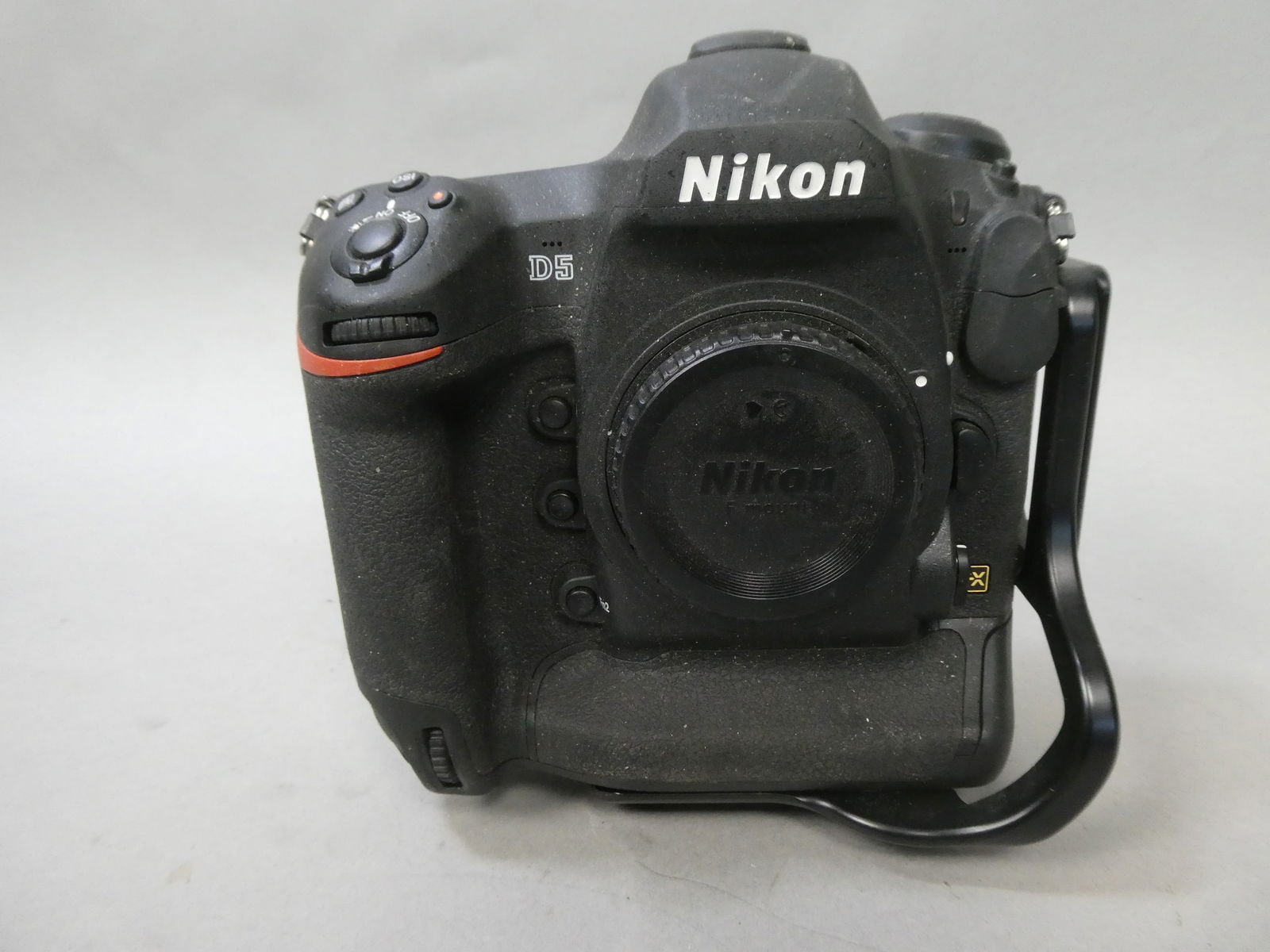 Nikon DSLR D5 Camera Body w/ RRS B05-L L Bracket: Nikon DSLR D5 Camera Body w/ RRS B05-L L Bracket This item is from a Gurnee, IL private estate. The estate included lots of cameras and accessories, motorcycles and parts, vehicles, knives, guns, tool