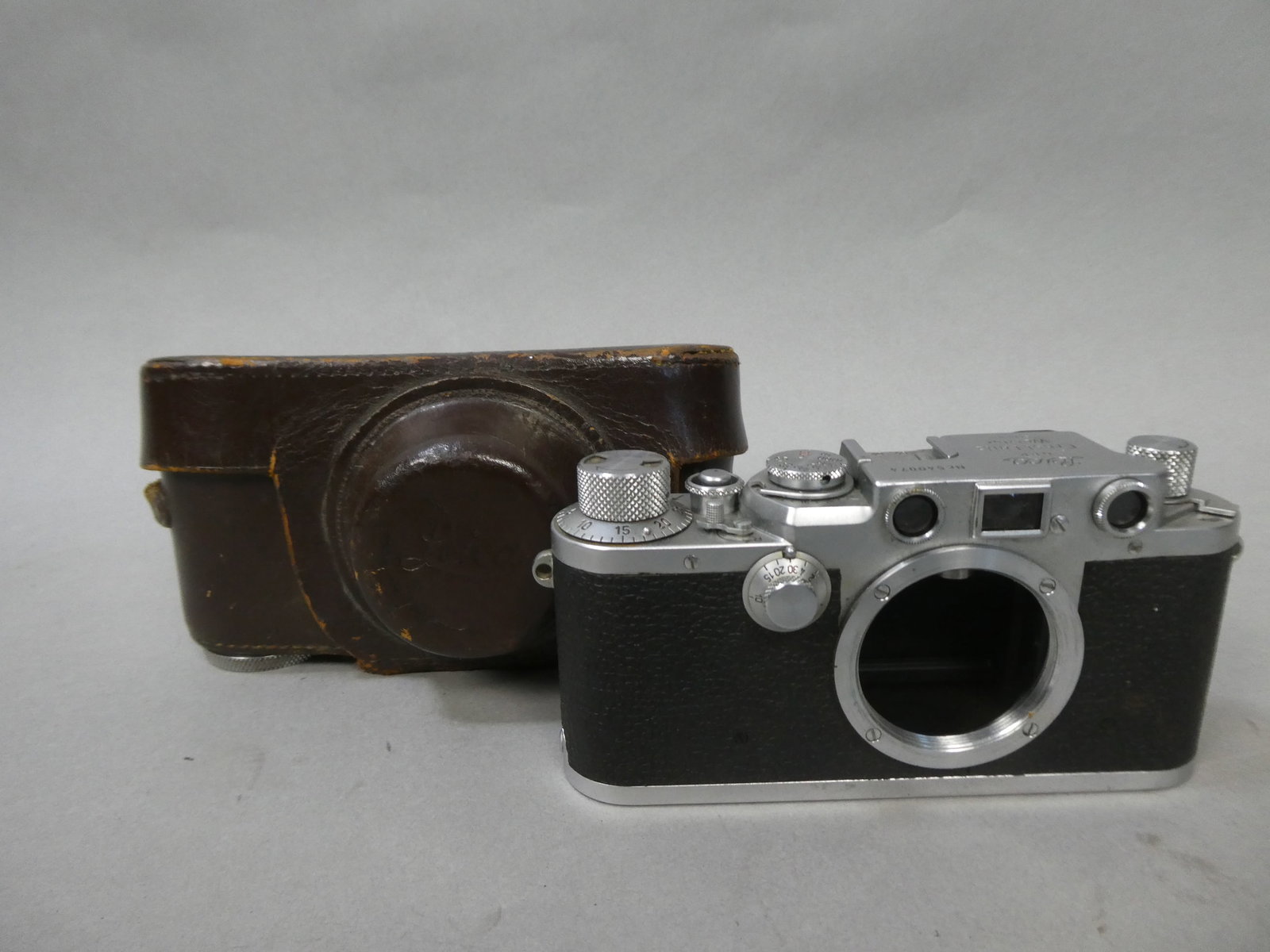 Leica DRP Ernst Leitz Wetzlar 540075 Camera Body w/ Leather Case: Leica DRP Ernst Leitz Wetzlar 540075 Camera Body w/ Leather Case This item is from a Gurnee, IL private estate. The estate included lots of cameras and accessories, motorcycles and parts, vehicles, kn