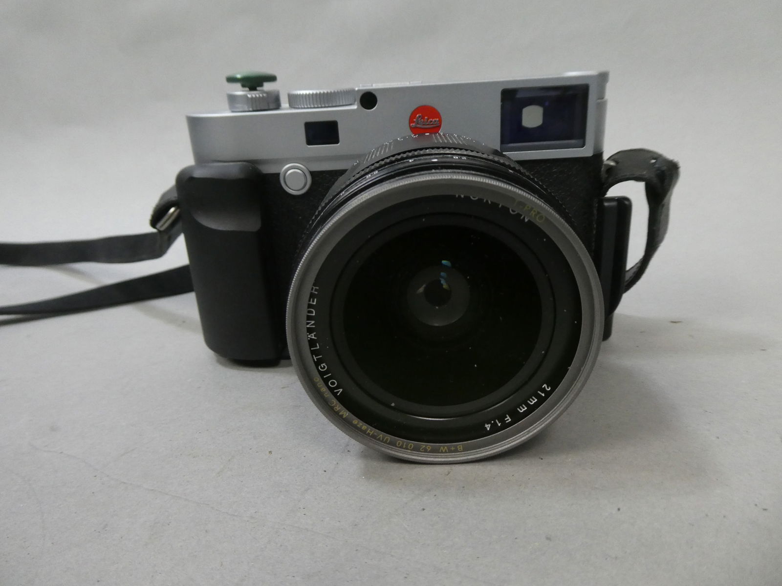 Leica M10-R Digital Rangefinder Camera w/ Voigtlander Nokton 21mm F1.4 Lens & RRS L Bracket: Leica M10-R Digital Rangefinder Camera w/ Voigtlander Nokton 21mm F1.4 Lens & RRS L Bracket This item is from a Gurnee, IL private estate. The estate included lots of cameras and accessories, motorcyc
