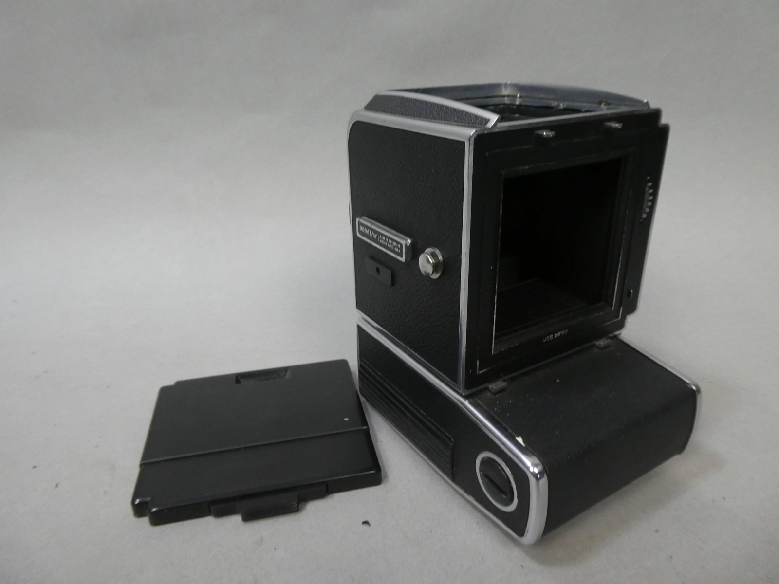 Hasselblad 500 EL/M Medium Format Black Waist Level Finder: Hasselblad 500 EL/M Medium Format Black Waist Level Finder This item is from a Gurnee, IL private estate. The estate included lots of cameras and accessories, motorcycles and parts, vehicles, knives,