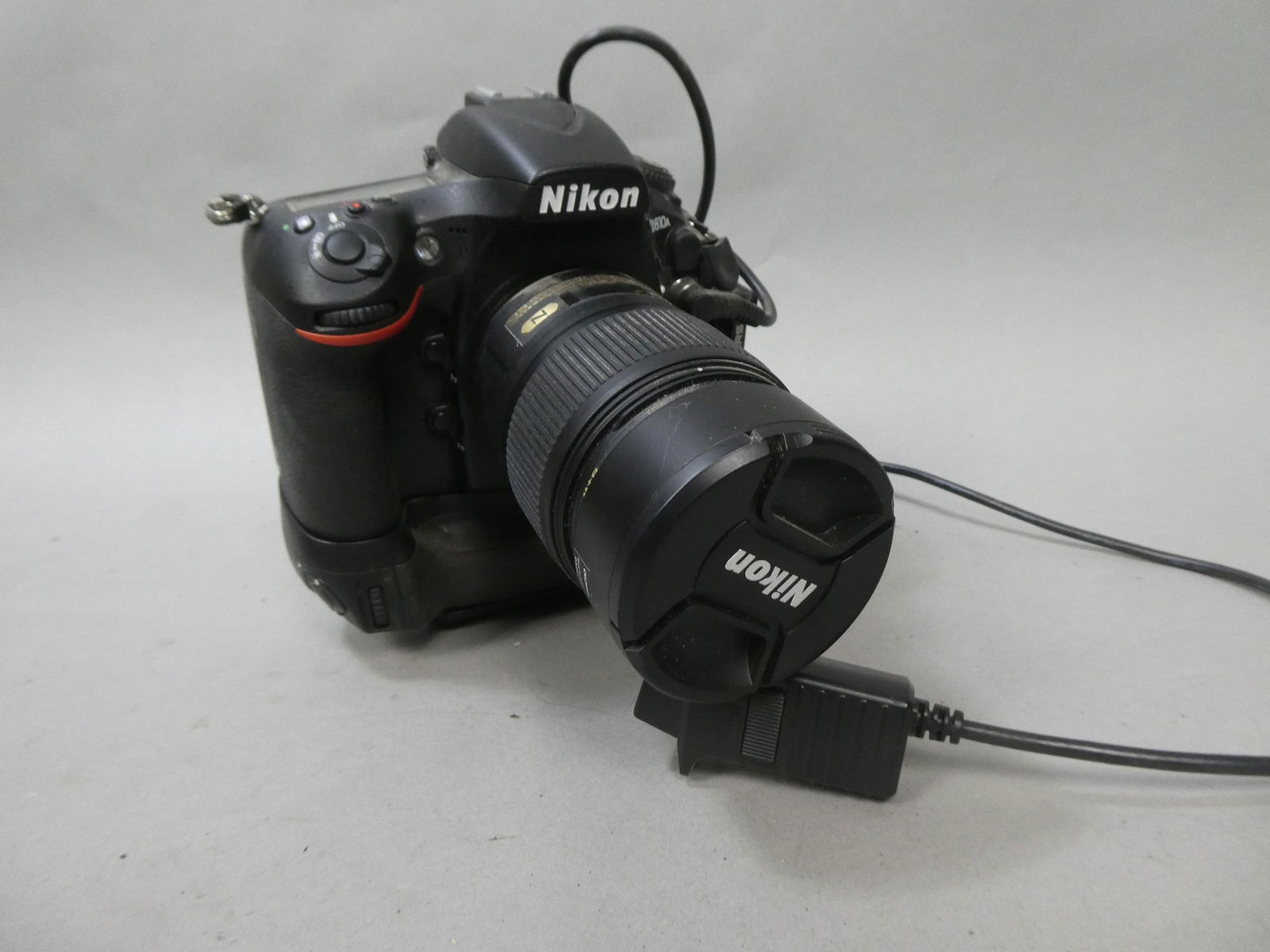 Nikon D810A DSLR 36.3MP Camera w/ AF-S Micro Nikkor 60mm 1:2.8 G ED Lens & RRS: Nikon D810A DSLR 36.3MP Camera w/ AF-S Micro Nikkor 60mm 1:2.8 G ED Lens & RRS L Bracket. With Nikon MC-30 This item is from a Gurnee, IL private estate. The estate included lots of cameras and access