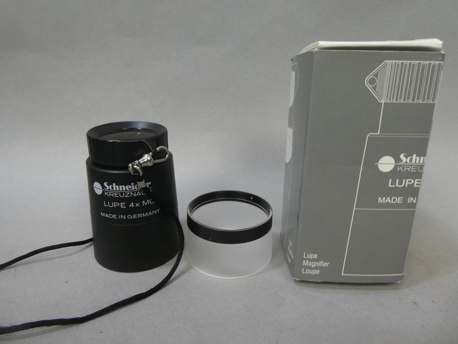 Schneider Kreuznach Lupe Loupe 4x MC Magnifier Translucent: Schneider Kreuznach Lupe Loupe 4x MC Magnifier Translucent This item is from a Gurnee, IL private estate. The estate included lots of cameras and accessories, motorcycles and parts, vehicles, knives, 