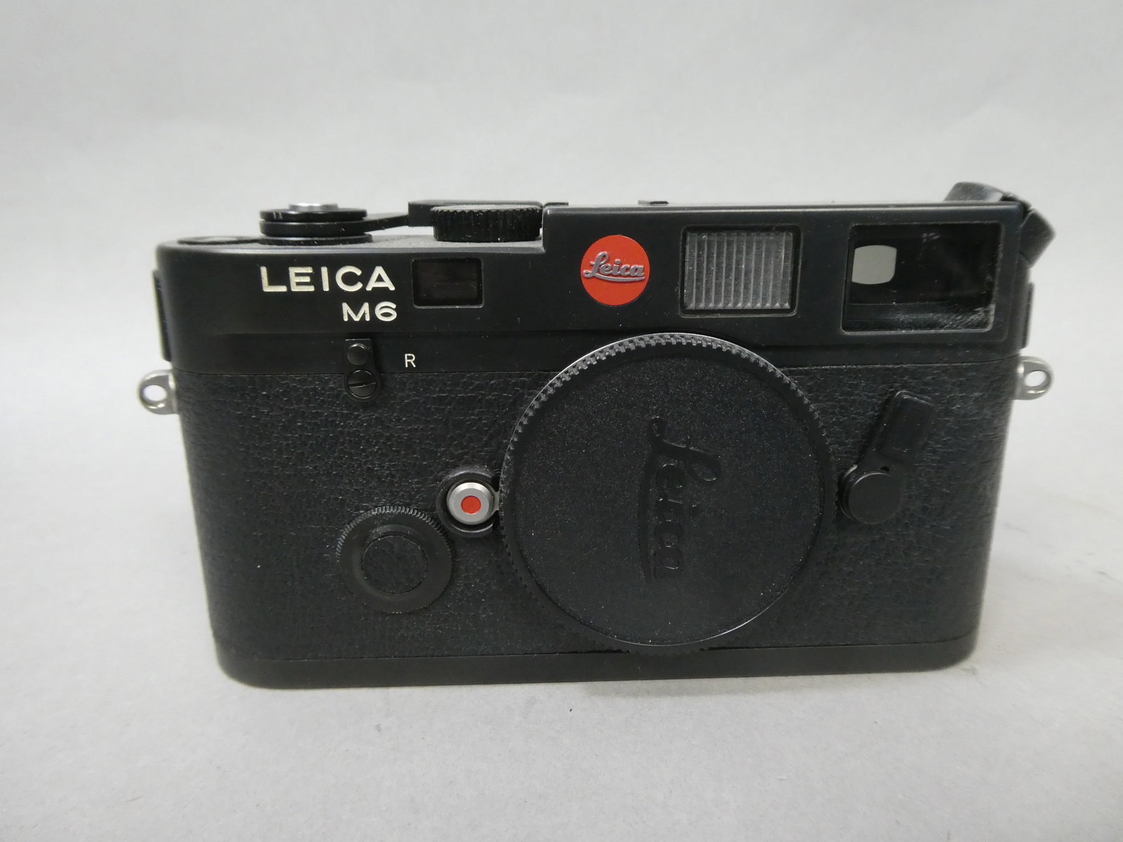 Leica M6 0.72 Non TTL Rangefinder Camera Body: Leica M6 0.72 Non TTL Rangefinder Camera Body This item is from a Gurnee, IL private estate. The estate included lots of cameras and accessories, motorcycles and parts, vehicles, knives, guns, tools, 