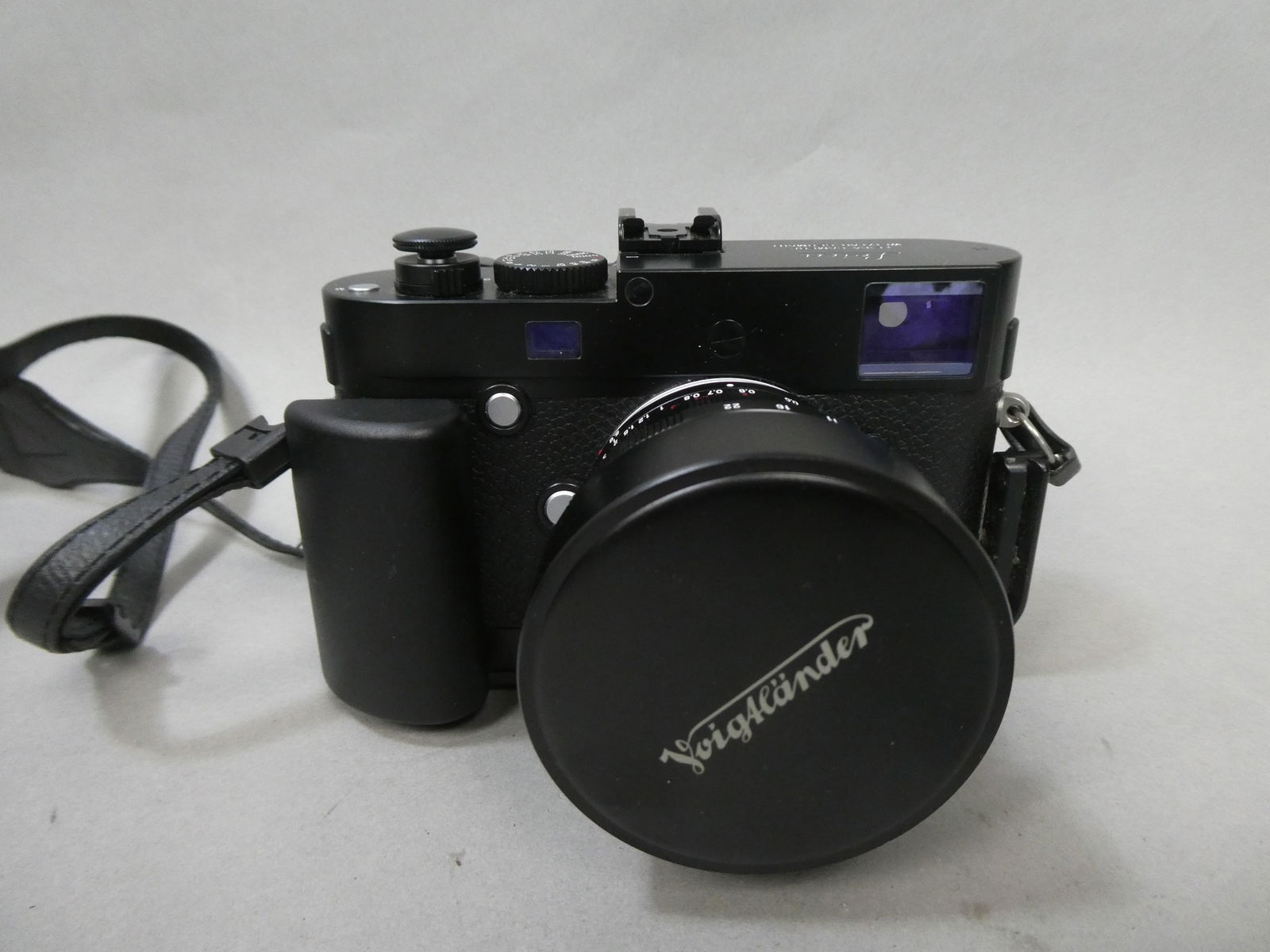 Leica Digital Camera w/ Voigtlander Ultra Wide Heliar 12mm f5.6 Aspherical III Lens & RRS L Bracket: Leica Digital Camera w/ Voigtlander Ultra Wide Heliar 12mm f5.6 Aspherical III Lens & RRS L Bracket This item is from a Gurnee, IL private estate. The estate included lots of cameras and accessories,