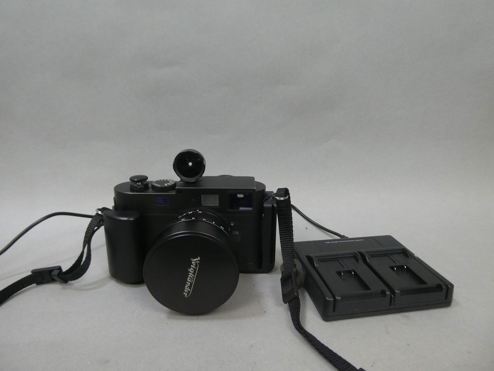 Leica M9 Monochrom Digital Camera / Voigtlander Heliar-Hyper Wide 10mm f5.6 Aspherical Lens & 12mm: Leica M9 Monochrom Digital Camera / Voigtlander Heliar-Hyper Wide 10mm f5.6 Aspherical Lens & 12mm Rangefinder & Real Right Stuff L Bracket. Comes with after market battery charger This item is from a