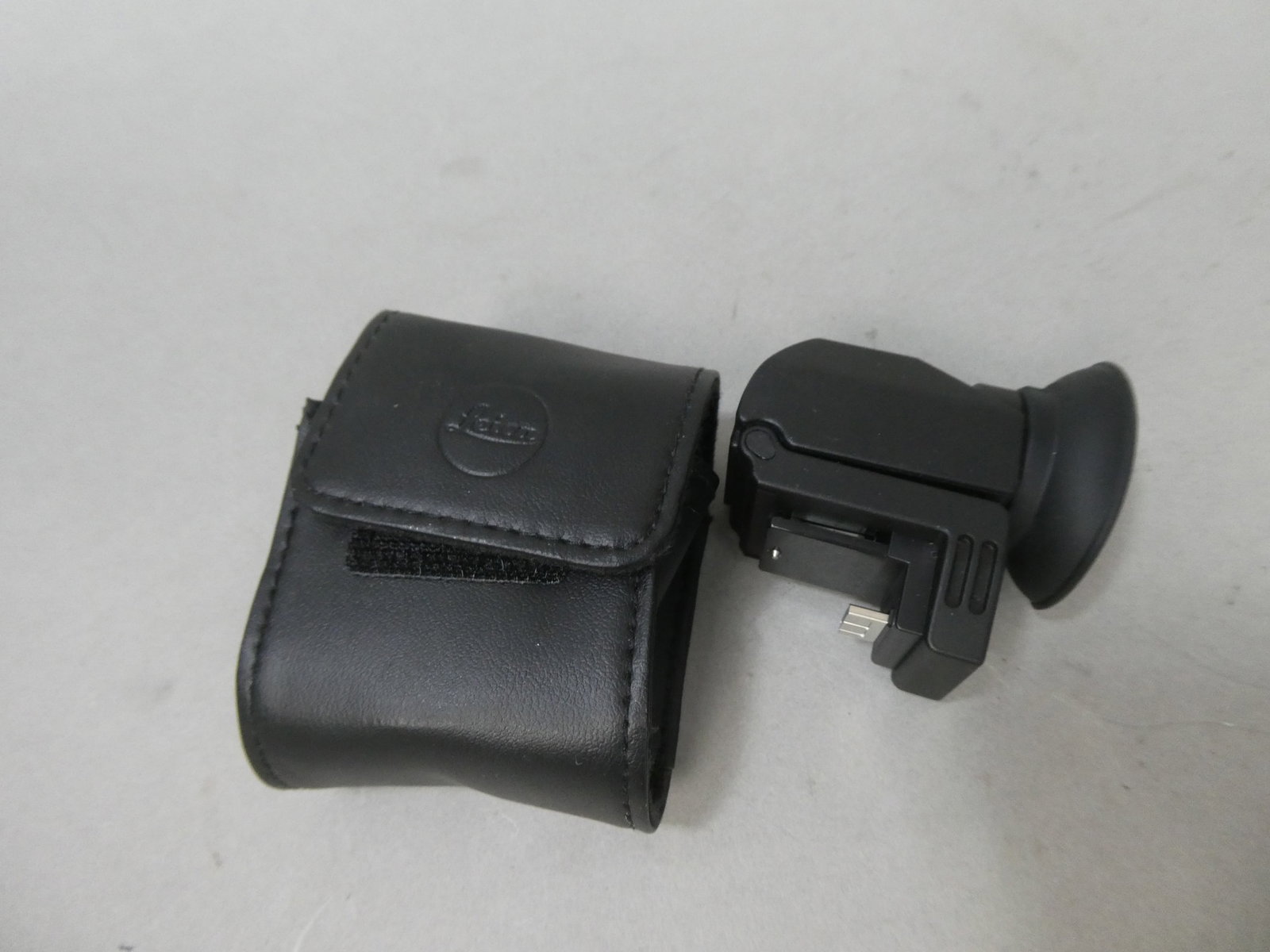 Leica SF 58 Shoe Mount Flash for Leica 14488: Leica SF 58 Shoe Mount Flash for Leica 14488 This item is from a Gurnee, IL private estate. The estate included lots of cameras and accessories, motorcycles and parts, vehicles, knives, guns, tools, w