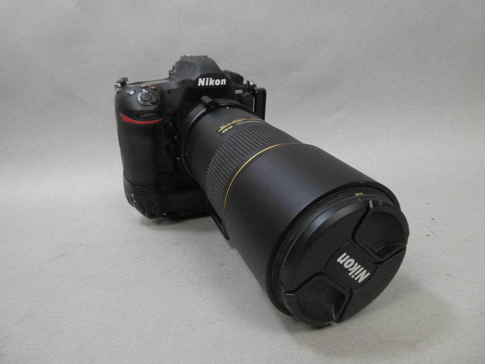 Nikon D850 Digital Camera 45.7MP w/ NIKKOR F-S 300mm F1 4D ED Lens: Nikon D850 Digital Camera 45.7MP w/ NIKKOR F-S 300mm F1 4D ED Lens Really Right Stuff L Bracket & KCS tripod attachment This item is from a Gurnee, IL private estate. The estate included lots of camer