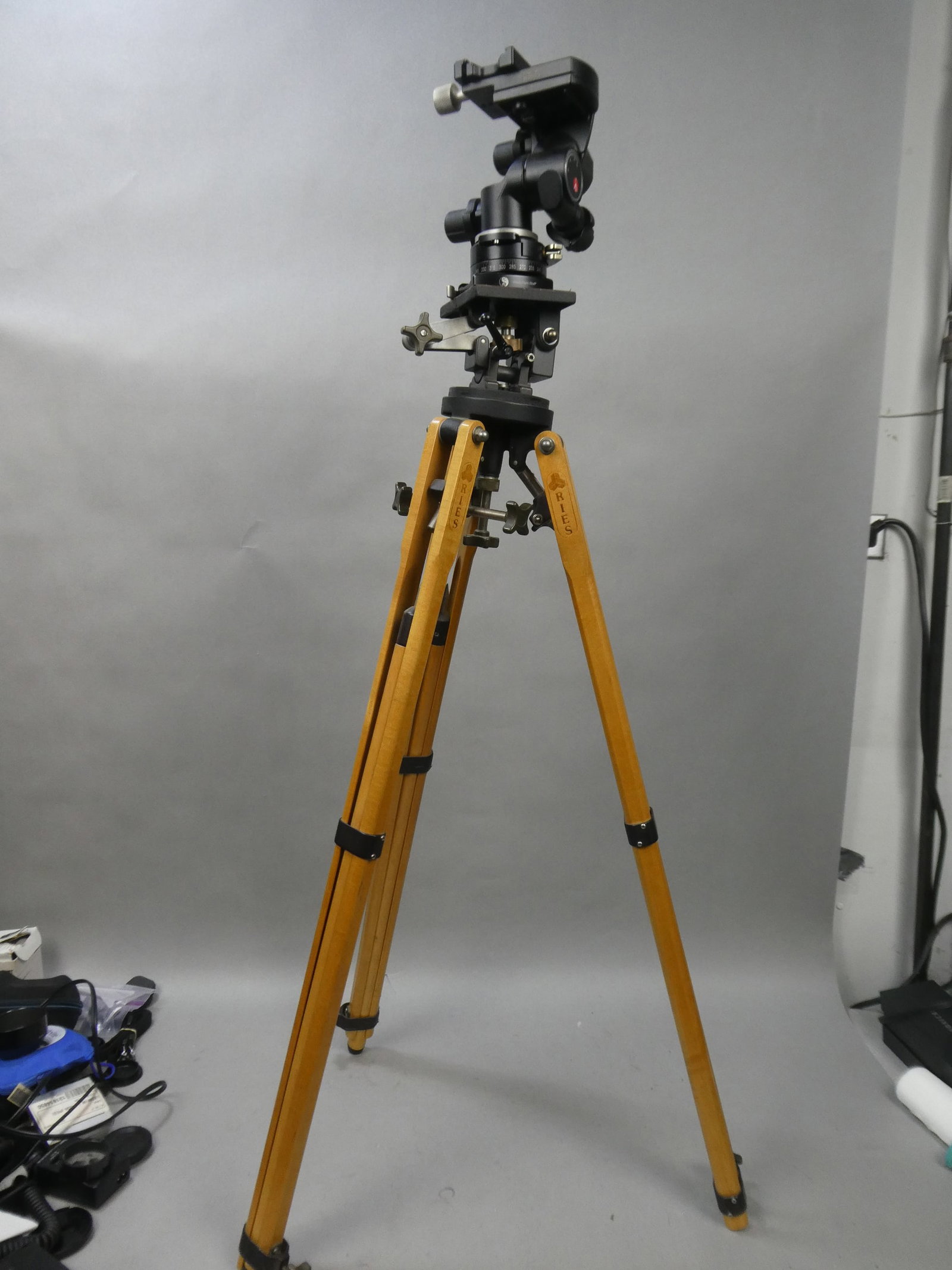 Ries Wood Tripod w/ Manfrotto 410 Gearhead Hejnar Arca & Really Right Stuff Head Attachments: Ries Wood Tripod w/ Manfrotto 410 Gearhead Hejnar Arca & Really Right Stuff Head Attachments This item is from a Gurnee, IL private estate. The estate included lots of cameras and accessories, motorcy