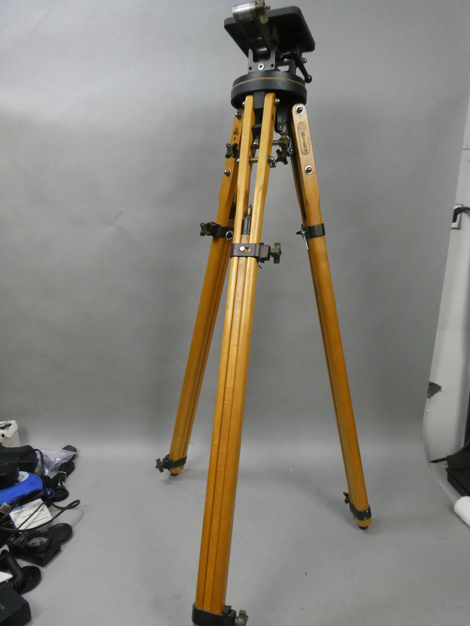 Ries Wood Tripod w/ Double Photplane Tilt Head: Ries Wood Tripod w/ Double Photplane Tilt Head This item is from a Gurnee, IL private estate. The estate included lots of cameras and accessories, motorcycles and parts, vehicles, knives, guns, tools,