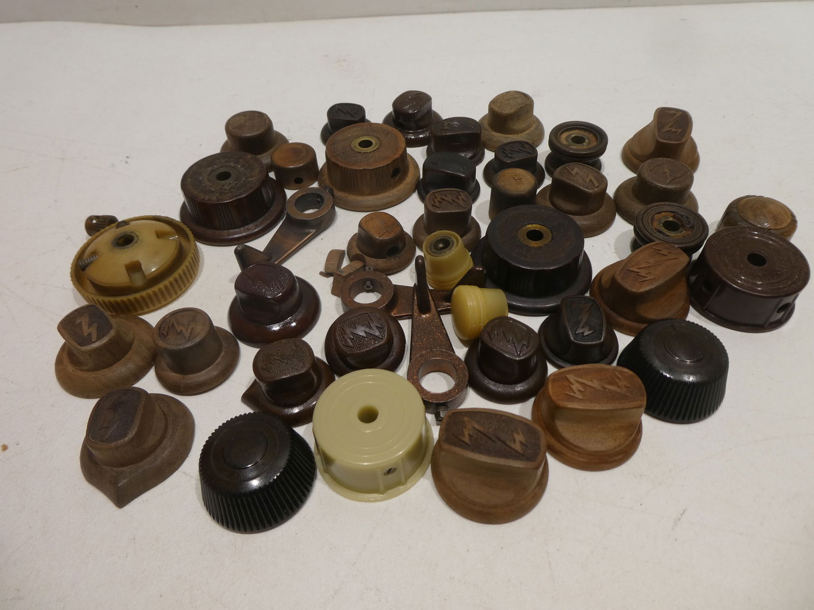 Lot 40 Vintage Zenith Radio Knobs & Dial Pointers: Lot 40 Vintage Zenith Radio Knobs & Dial Pointers. Condition:Normal wear with age and use Shipping:We offer in-house shipping. Item(s) will be packed after invoice is paid and shipping charge will be