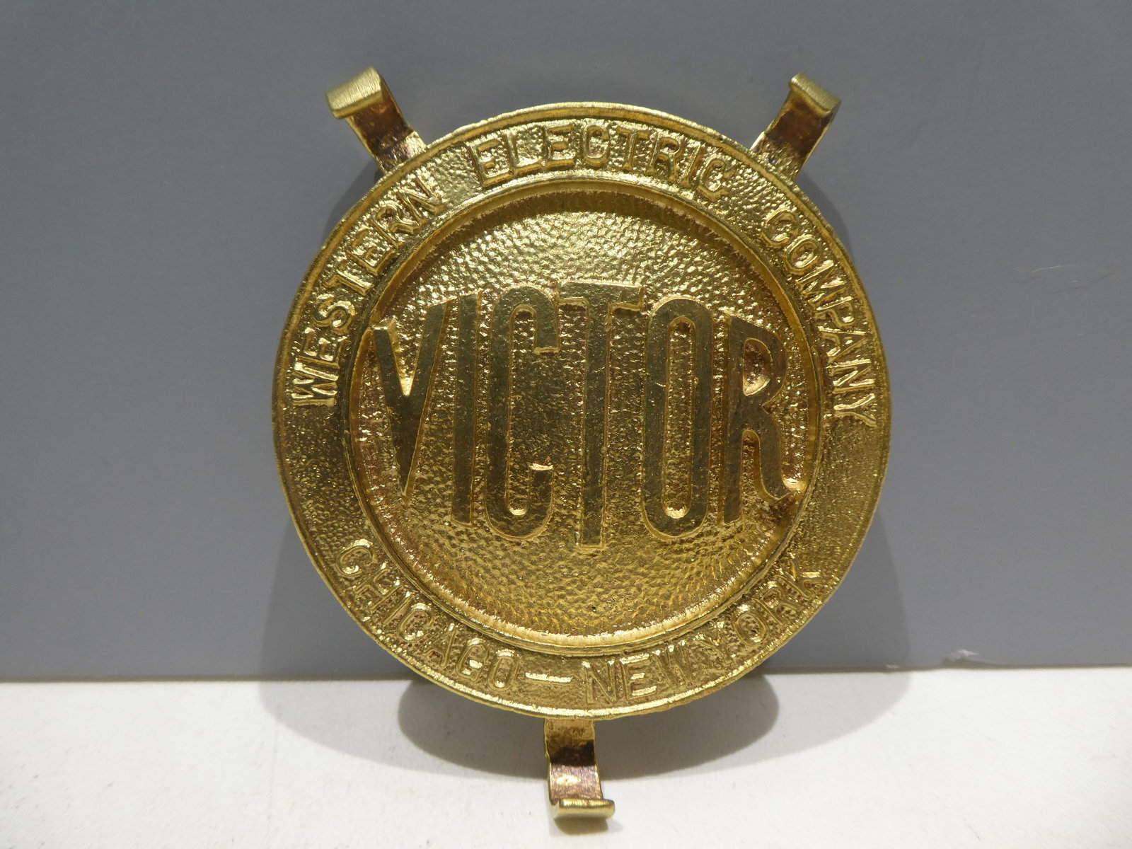 Western Electric Victor Electric Fan Center Badge: Western Electric Victor Electric Fan Center Badge. Condition:Has been buffed, cleaned and lacquered Shipping:We offer in-house shipping. Item(s) will be packed after invoice is paid and shipping charg