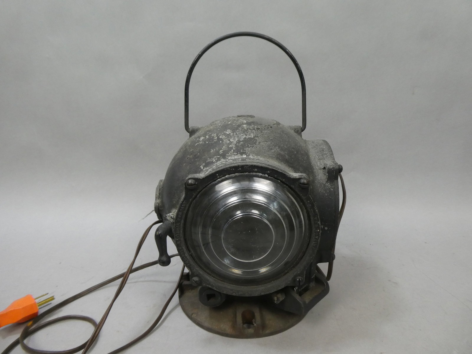 1924 The Pyle National Co. Railroad Light Signal: 1924 The Pyle National Co. Railroad Light Signal. Measurements in inches: 11 high x 11 across Condition:Shows wear to finish. Converted to Ac and works Shipping:We offer in-house shipping. Item(s) wil