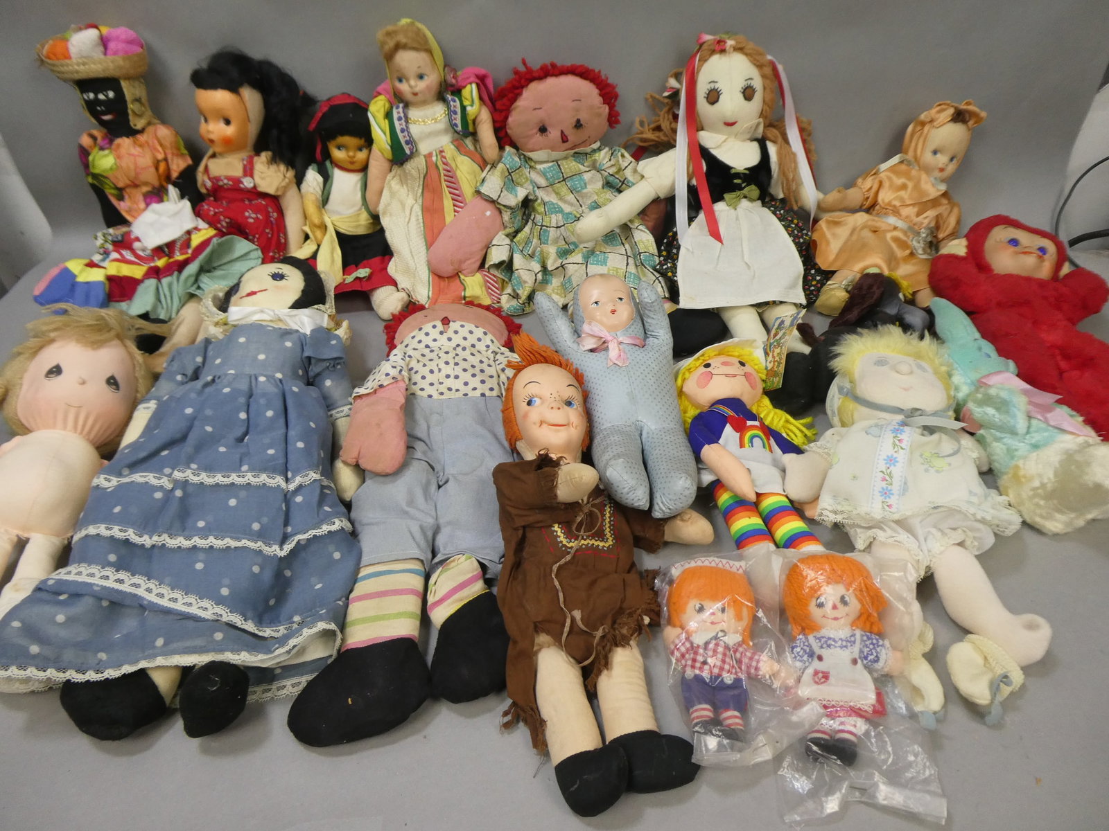 Lot 19 Assorted Vintage Soft Plush Cloth Knitted Dolls: Lot 19 Assorted Vintage Soft Plush Cloth Knitted Dolls. Measurements in inches: from 6 to20 high Condition:As found, sold as is Shipping:We offer in-house shipping. Item(s) will be packed after invoic