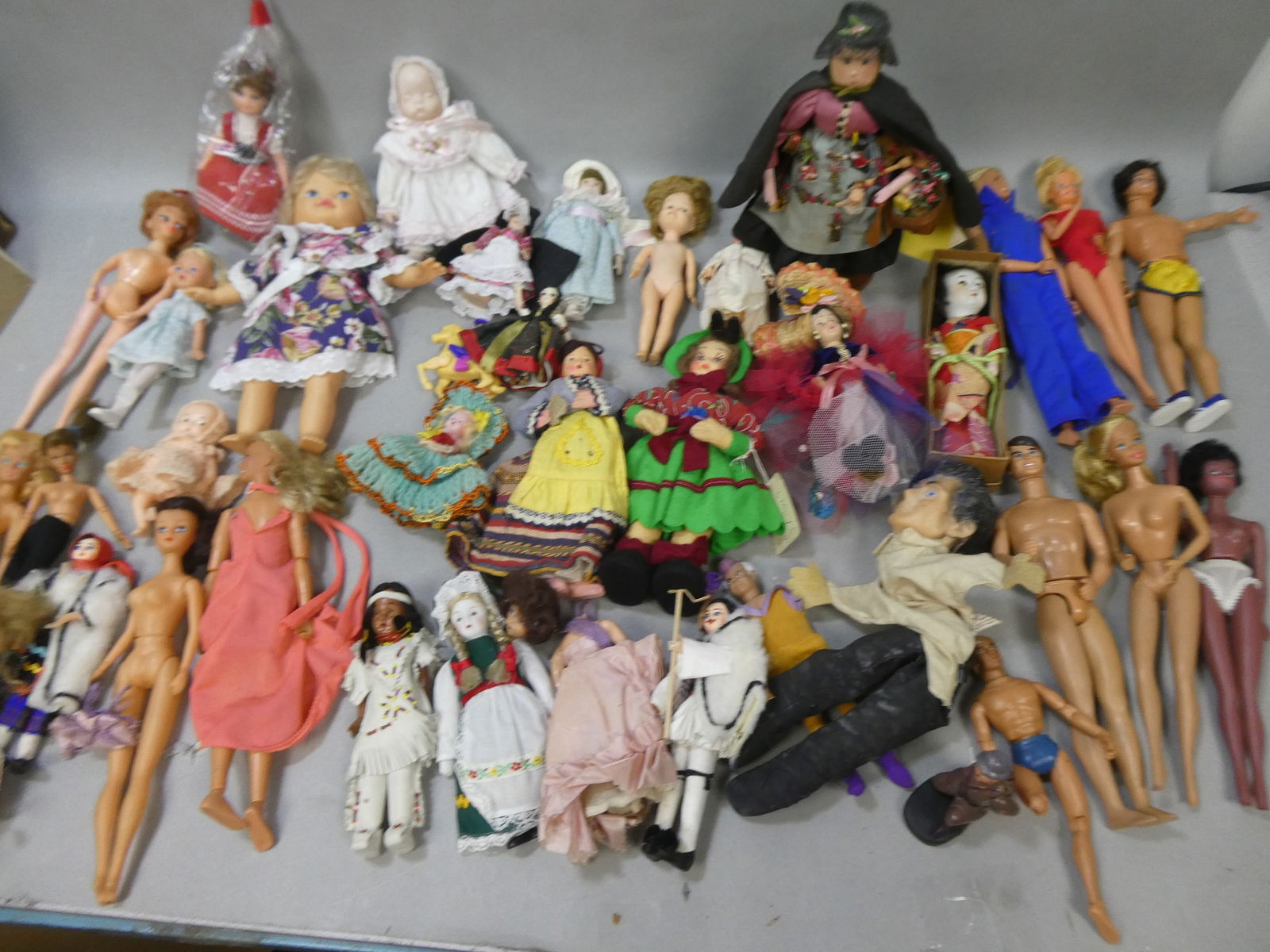Large Lot 34 Assorted Vintage Dolls action Figures Folk Art etc: Large Lot 34 Assorted Vintage Dolls action Figures Folk Art etc. Condition:As found, sold as is Shipping:We offer in-house shipping. Item(s) will be packed after invoice is paid and shipping charge wi