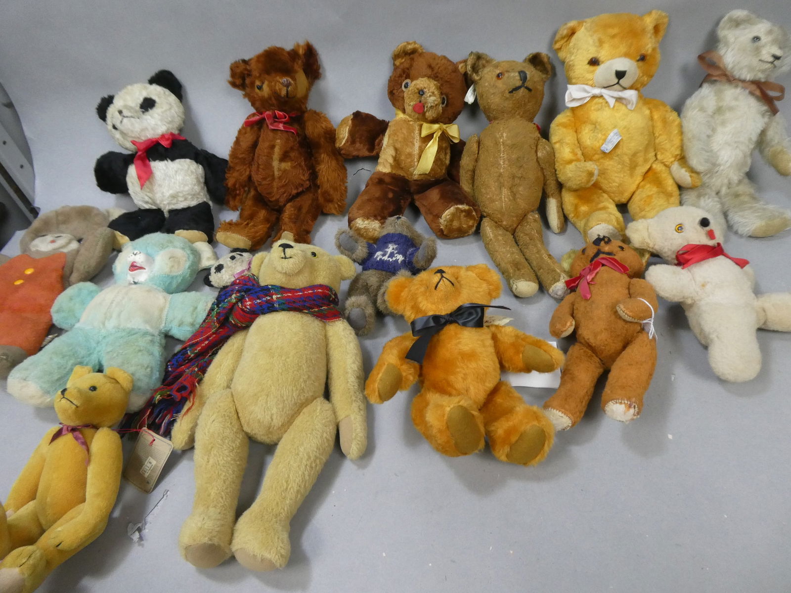 Lot 15 Vintage Assorted Teddy Bears Millie Krueger Knickerbocker Zolo Ideal etc (1 of 9)