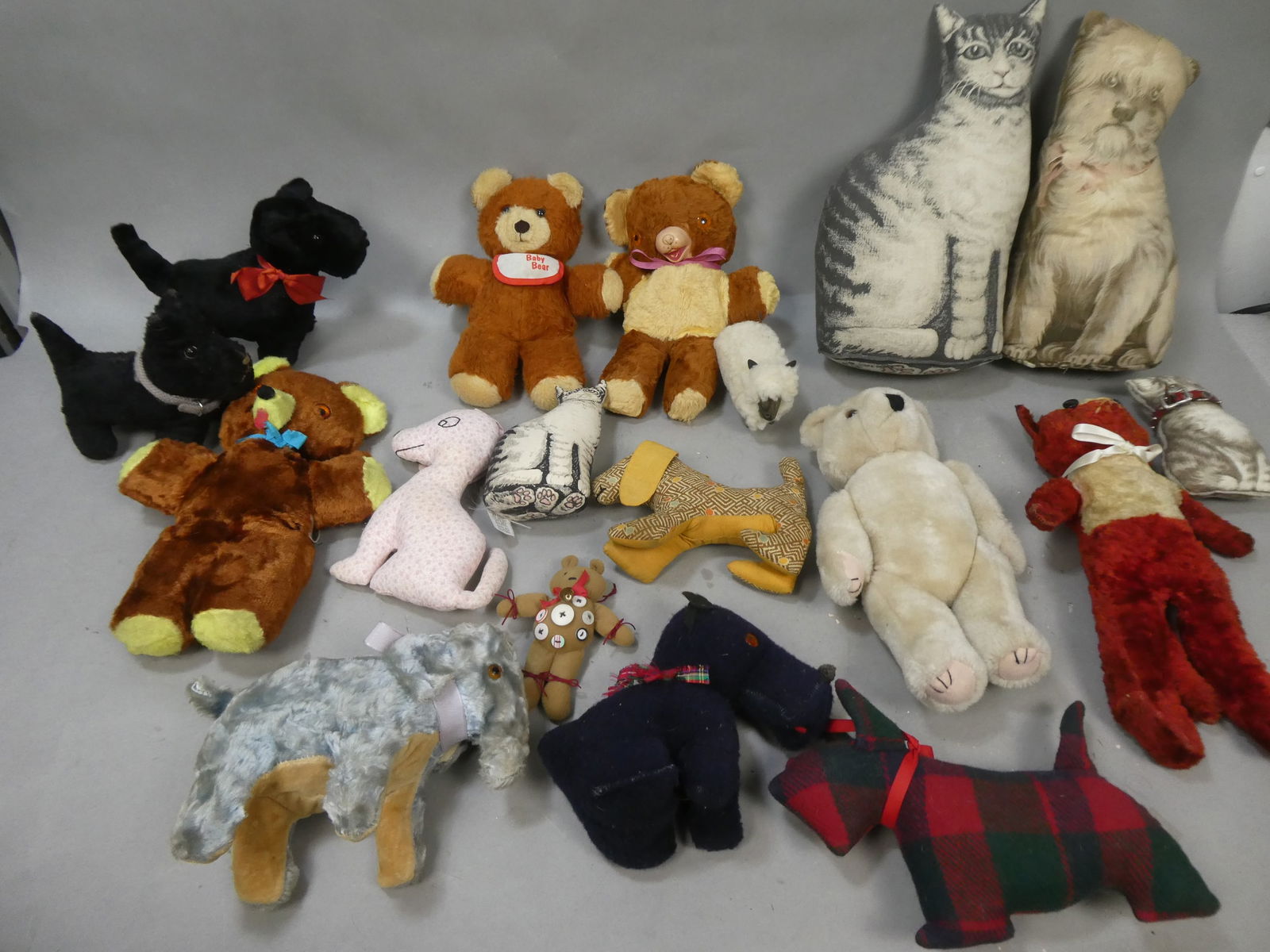 Lot 18 Vintage Plush Stuffed Animals Teddy Bears Dogs Elephant Cats etc: Lot 18 Vintage Plush Stuffed Animals Teddy Bears Dogs Elephant Cats etc. Measurements in inches: from 5 to 13 high Condition:Normal wear with age and use Shipping:We offer in-house shipping. Item(s) w