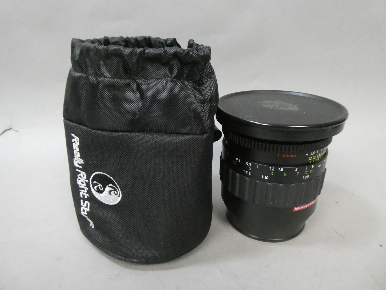 Schneider-Kreuznach Apo-Symmar f1 4 90mm Marko HFT Lens for Rollei: Schneider-Kreuznach Apo-Symmar f1 4 90mm Marko HFT Lens for Rollei with RRS bag This item is from a Gurnee, IL private estate. The estate included lots of cameras and accessories, motorcycles and part