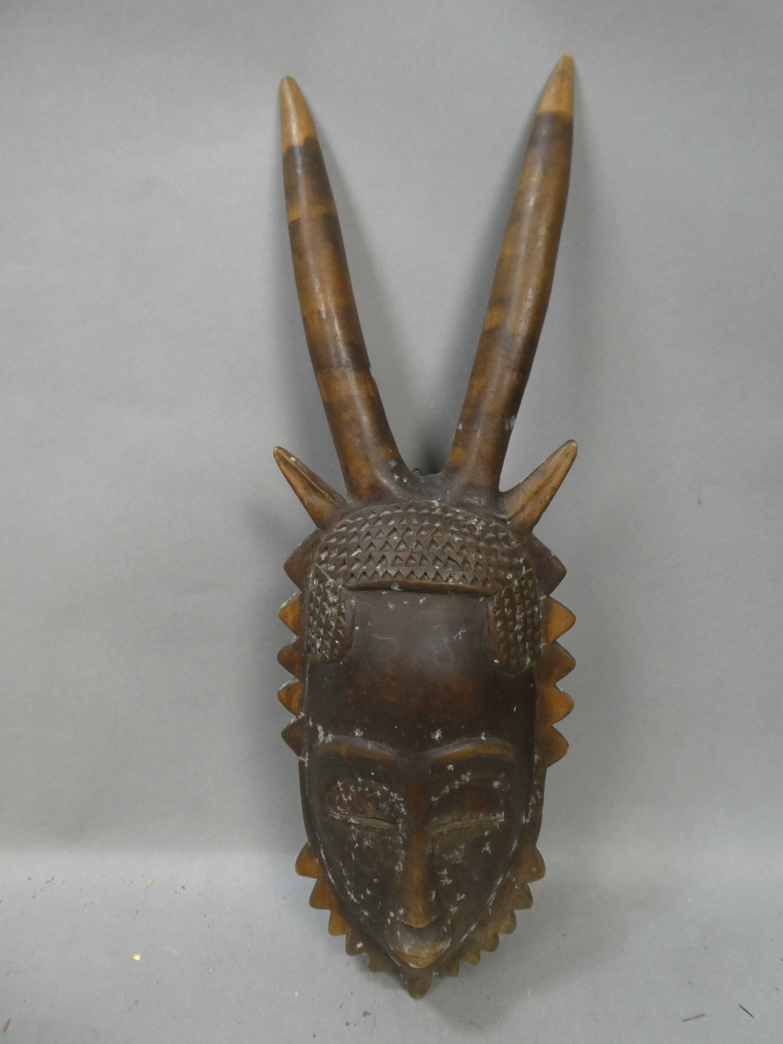 Vintage Carved Wood African Tribal Yaure Niger Bend Mask: Vintage Carved Wood African Tribal Yaure Niger Bend Mask. Measurements in inches: 20 high x 6 across Condition:Good with no problems Shipping:We offer in-house shipping. Item(s) will be packed after i