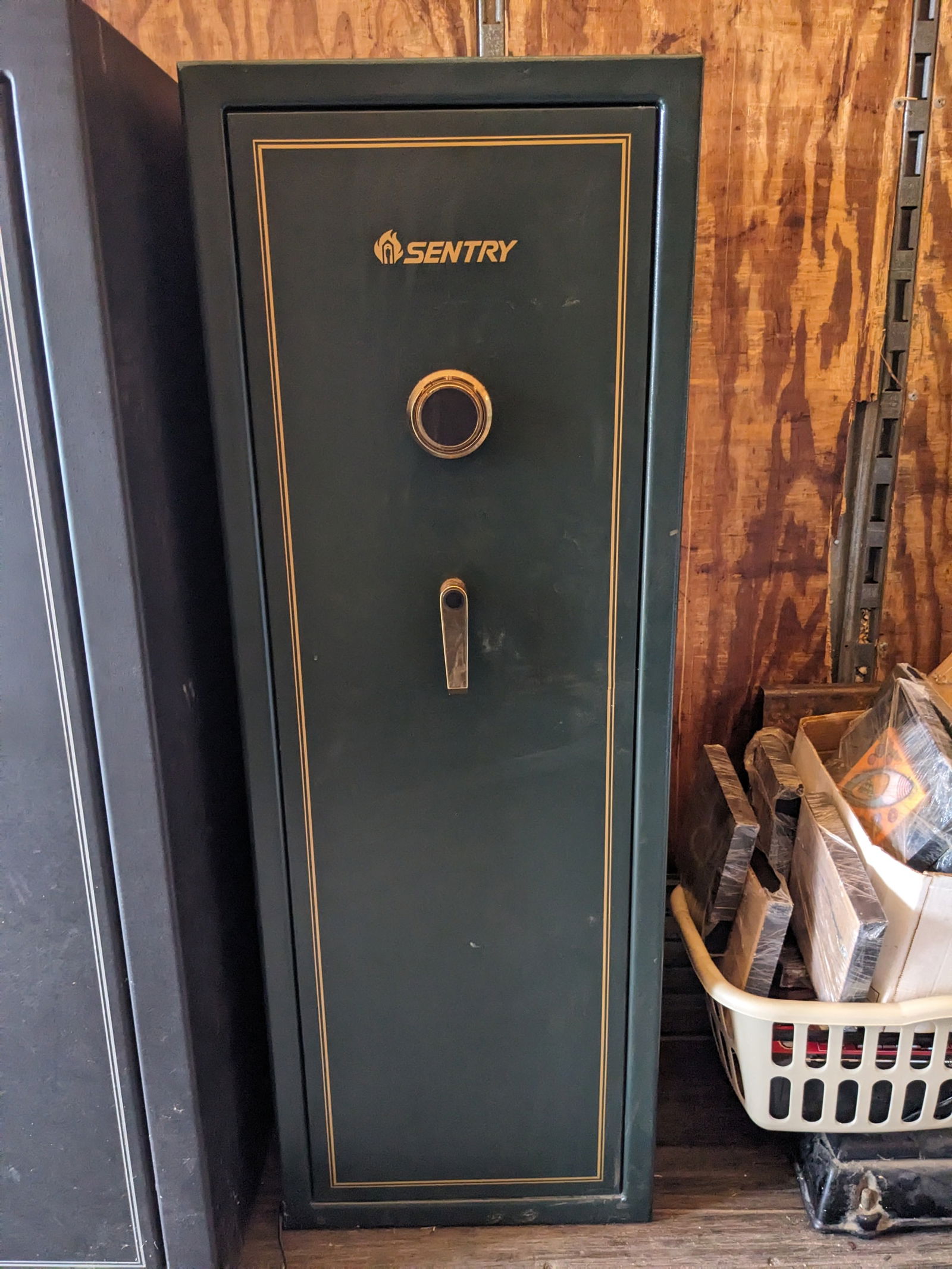 Sentry Green Model R3920 Rifle Gun Combination Safe: Sentry Green Model R3920 Rifle Gun Combination Safe. Buyer to arrange shipping or pick up from Gurnee IL. Local delivery available.of the won item.. Measurements in inches: 54 high x 21 x 16 Condition