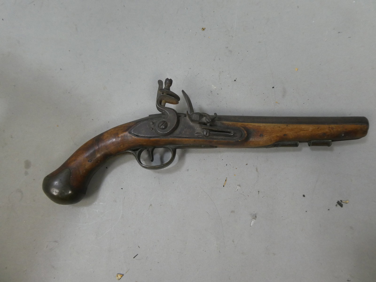Antique Brass & wood American or British Flintlock Pistol: Antique Brass & wood American or British Flintlock Pistol. Measurements in inches: 16 long Condition:Shows wear with age and use, trigger does not work Shipping:We offer in-house shipping. Item(s) wil