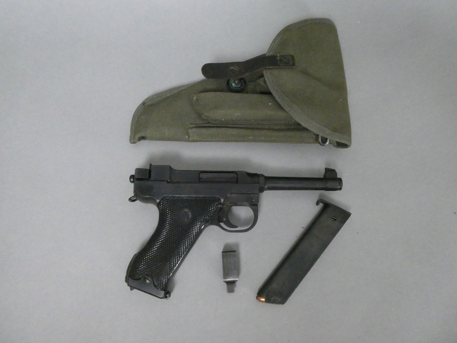 c1940-46 WWII Sweden Husqvarna 9mm Model M40 w/ Holster & Extra Magazine (1 of 9)