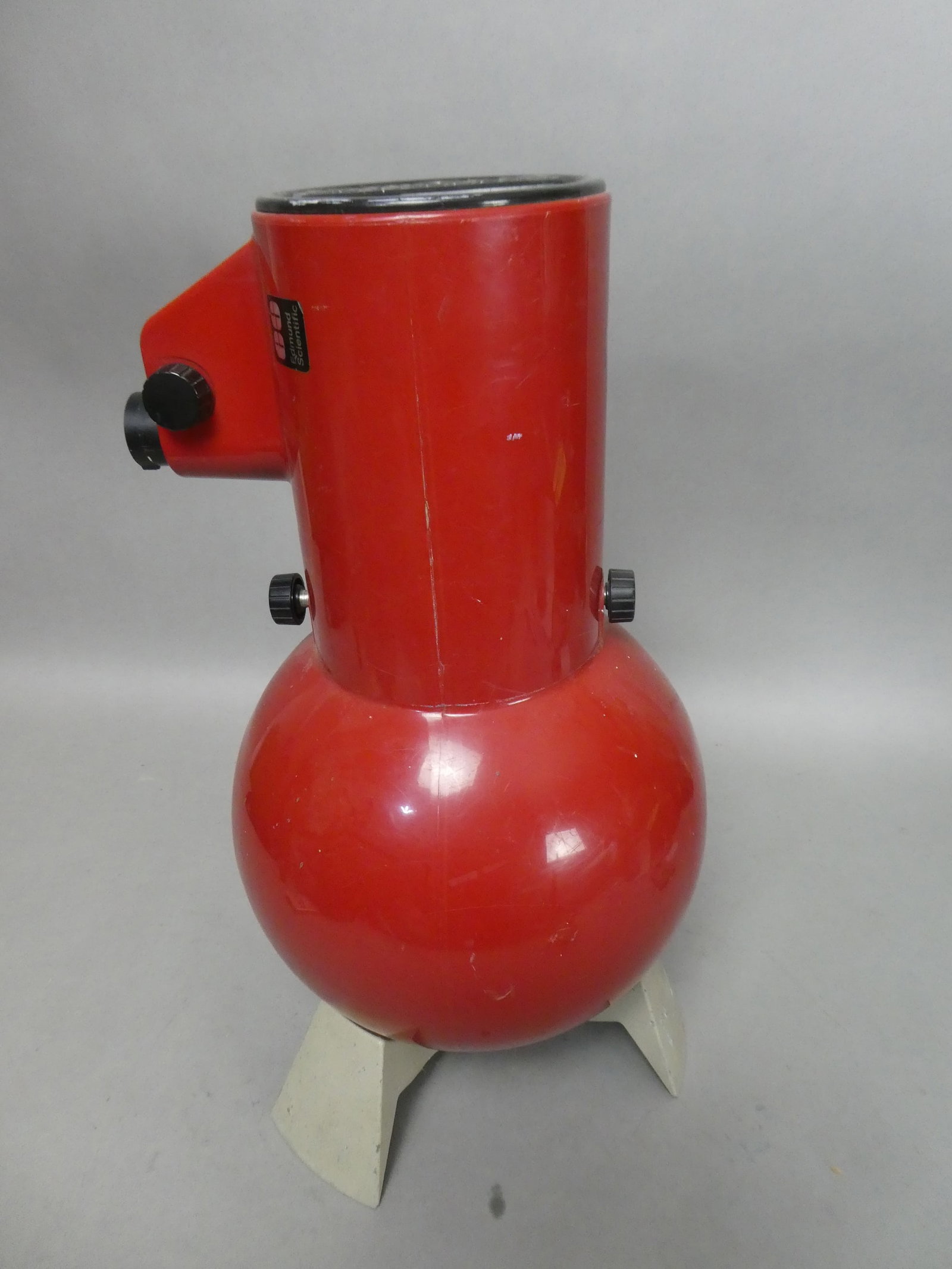 Vintage MCM Edmund Scientific Astroscan Telescope With Stand: Vintage MCM Edmund Scientific Astroscan Telescope With Stand. Measurements in inches: 17 high x 10 diameter Condition:As found, shows wear and rub marks. Mirror has some loss. Not tested Shipping:We o