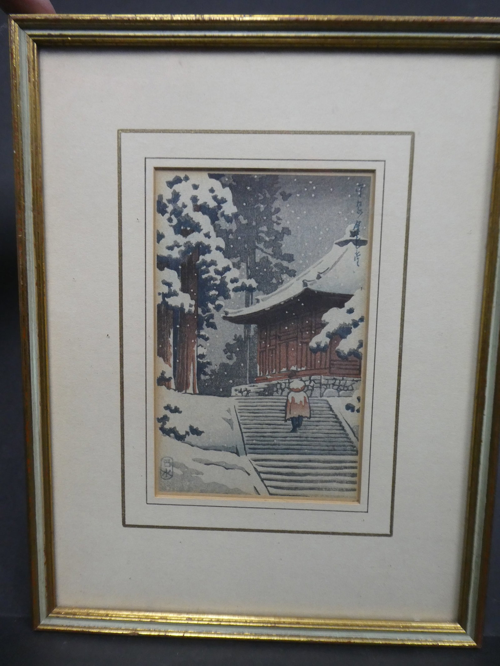 c1930's Kawase Hasui Japanese Woodblock Print Hiraizumi Konjikido Snow: c1930's Kawase Hasui Japanese Woodblock Print Hiraizumi Konjikido Snow. Framed under glass. Measurements in inches: 10 3/4 x 8 1/2, image: 6 x 4 Condition:Has toning Shipping:We offer in-house shippin