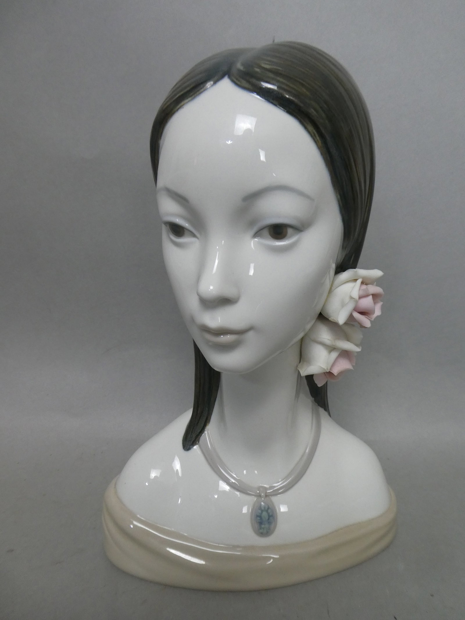 Lladro Maya Spanish Girl Head Porcelain Bust: Lladro Maya Spanish Girl Head Porcelain Bust. Measurements in inches: 12 1/2 high Condition:Good with no chips, cracks or repairs Shipping:We offer in-house shipping. Item(s) will be packed after invo