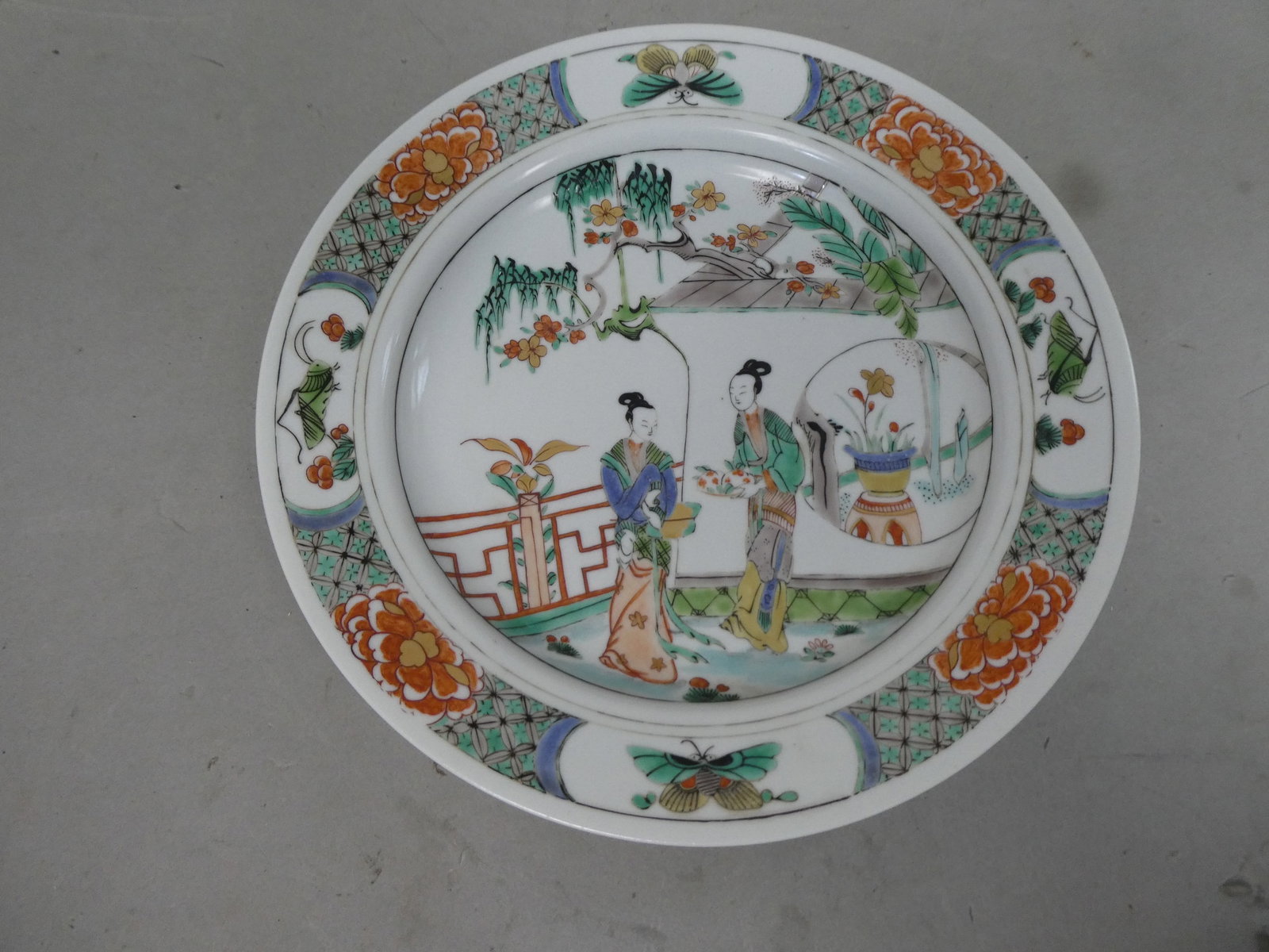 Vintage Chinese Kangxi Famille Verte Porcelain Plate: Vintage Chinese Kangxi Famille Verte Porcelain Plate. Measurements in inches: 9 diameter Condition:Good with no chips, cracks or repairs Shipping:We offer in-house shipping. Item(s) will be packed aft