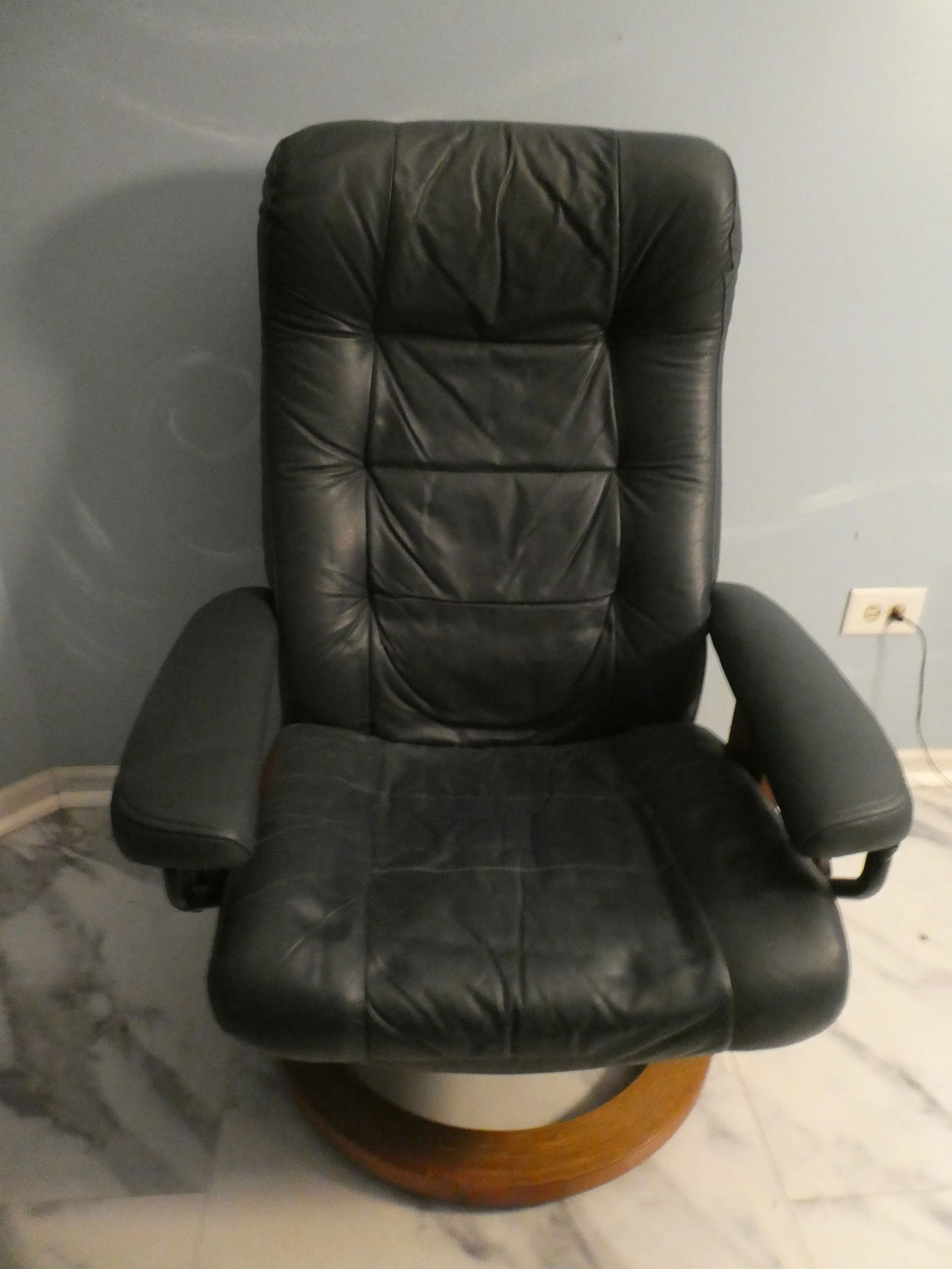 Fjords Muldal Large Blue Soft Line Leather Recliner Chair: Fjords Muldal Large Blue Soft Line Leather Recliner Chair. No ottoman. Measurements in inches: 40 high x 26 x 24 with 16 high seat Condition:Arms have been reupholstered, Has general wear and needs a