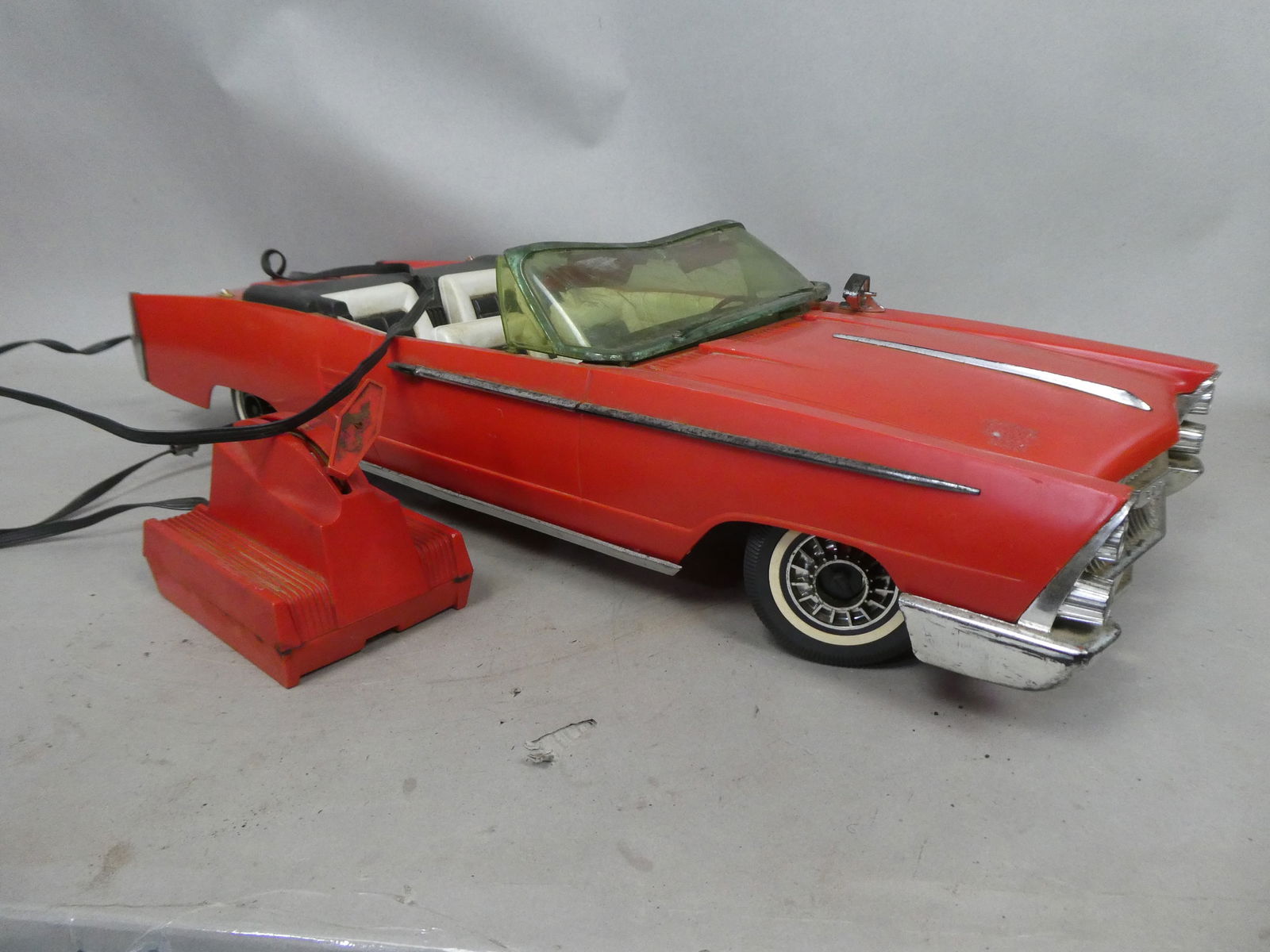 1964 Reading Deluxe Crusader 101 Convertible Remote Control Car (1 of 8)