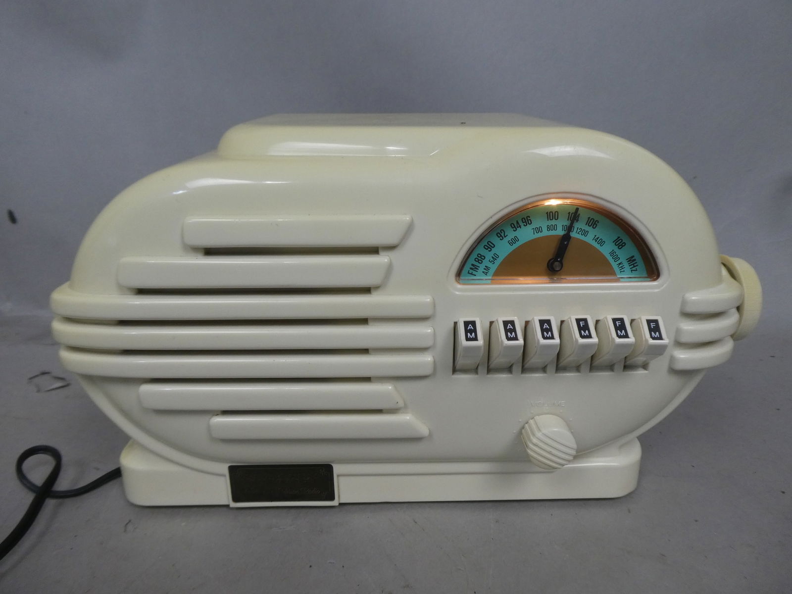 Crosley Art Deco White Plastic Model CR-3 Limited Editing Radio (1 of 7)