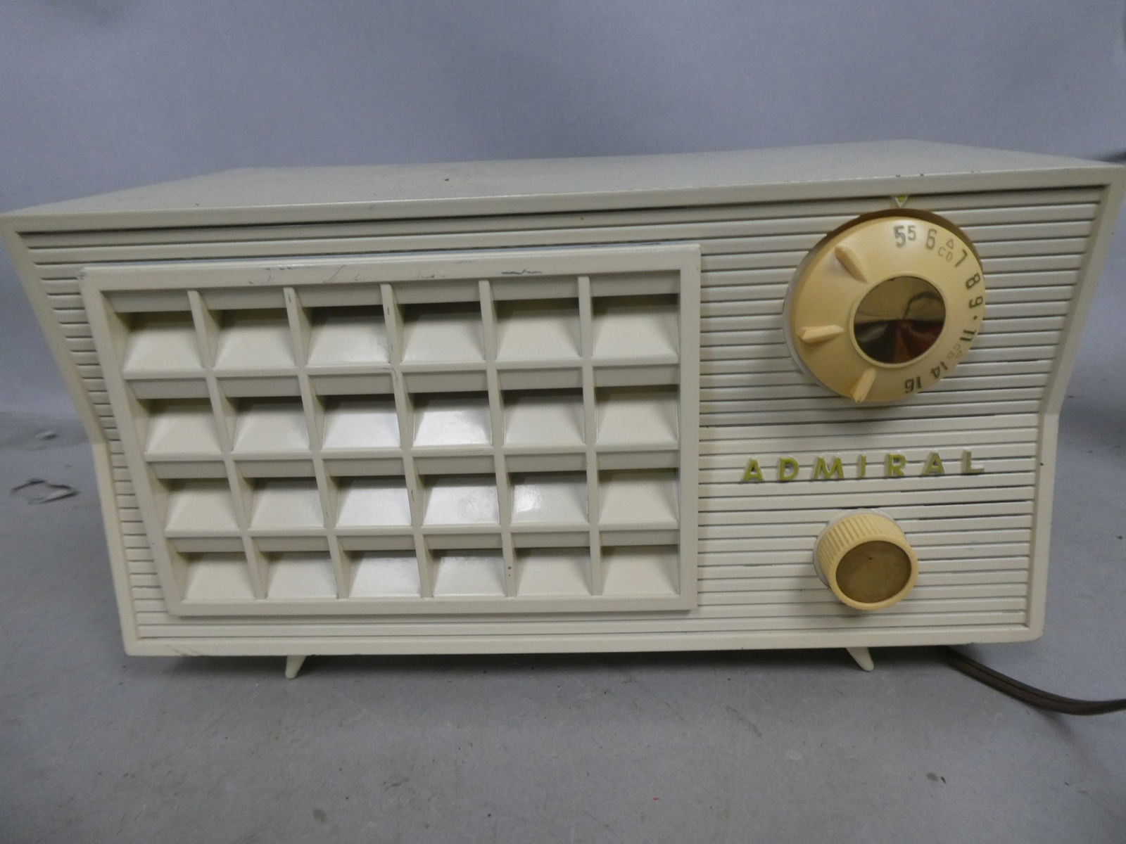 Admiral Model 5R33 White Plastic Table Top Tube Radio (1 of 7)