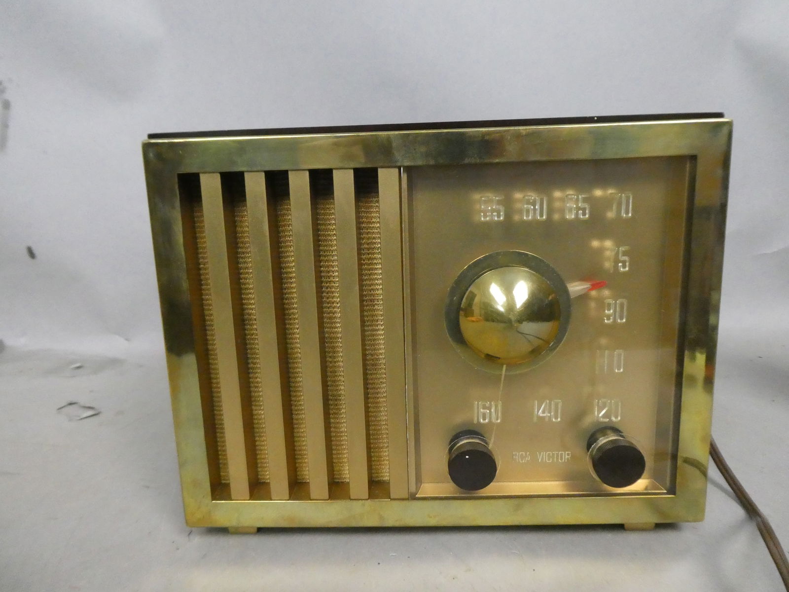RCA Victor Model 75X11 Maroon Plastic Table Top Tube Radio (1 of 8)