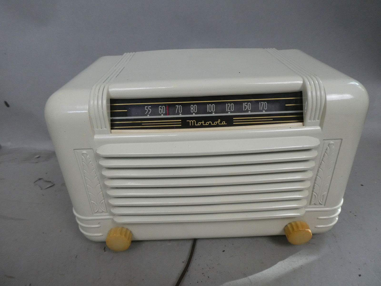 Motorola Model 65x11-A Plastic Table Top Tube Radio (1 of 6)