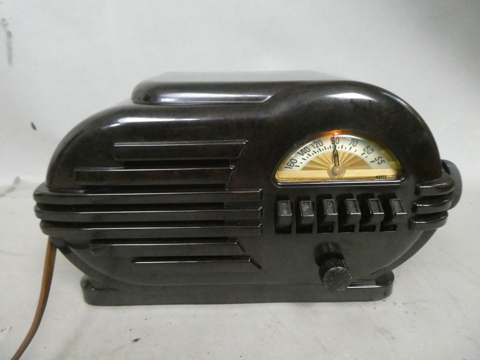 1946 Belmont Model C640 Brown Bakelite Table Top Tube Radio (1 of 6)