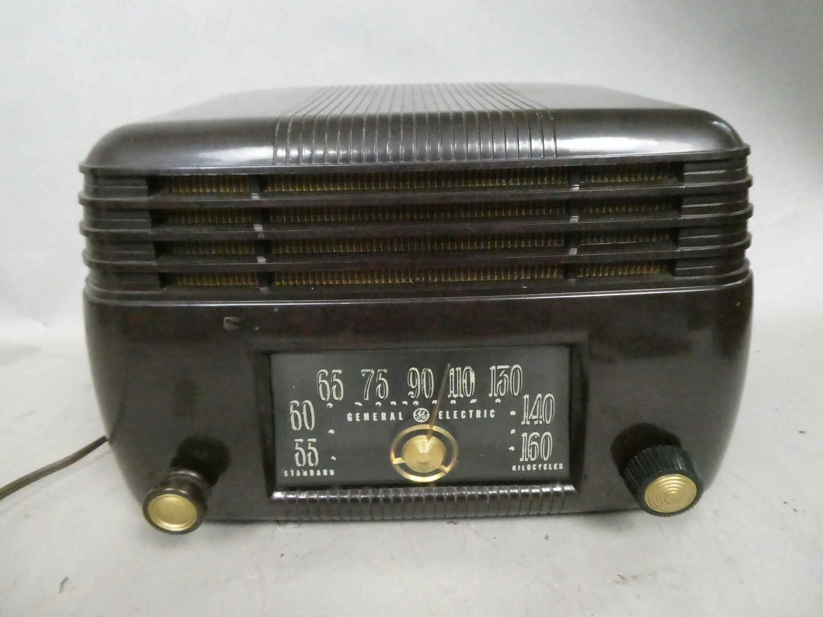 GE General Electric Model 200 Maroon Bakelite Table Top Tube Radio (1 of 7)