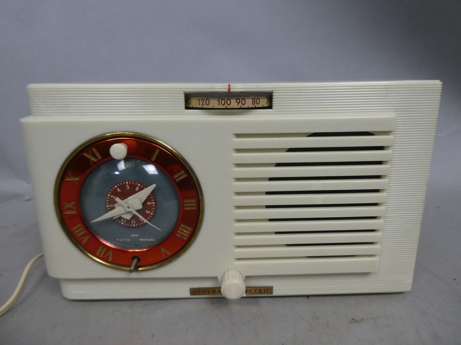 GE General Electric Model 67 White Bakelite Radio Alarm Clock (1 of 8)