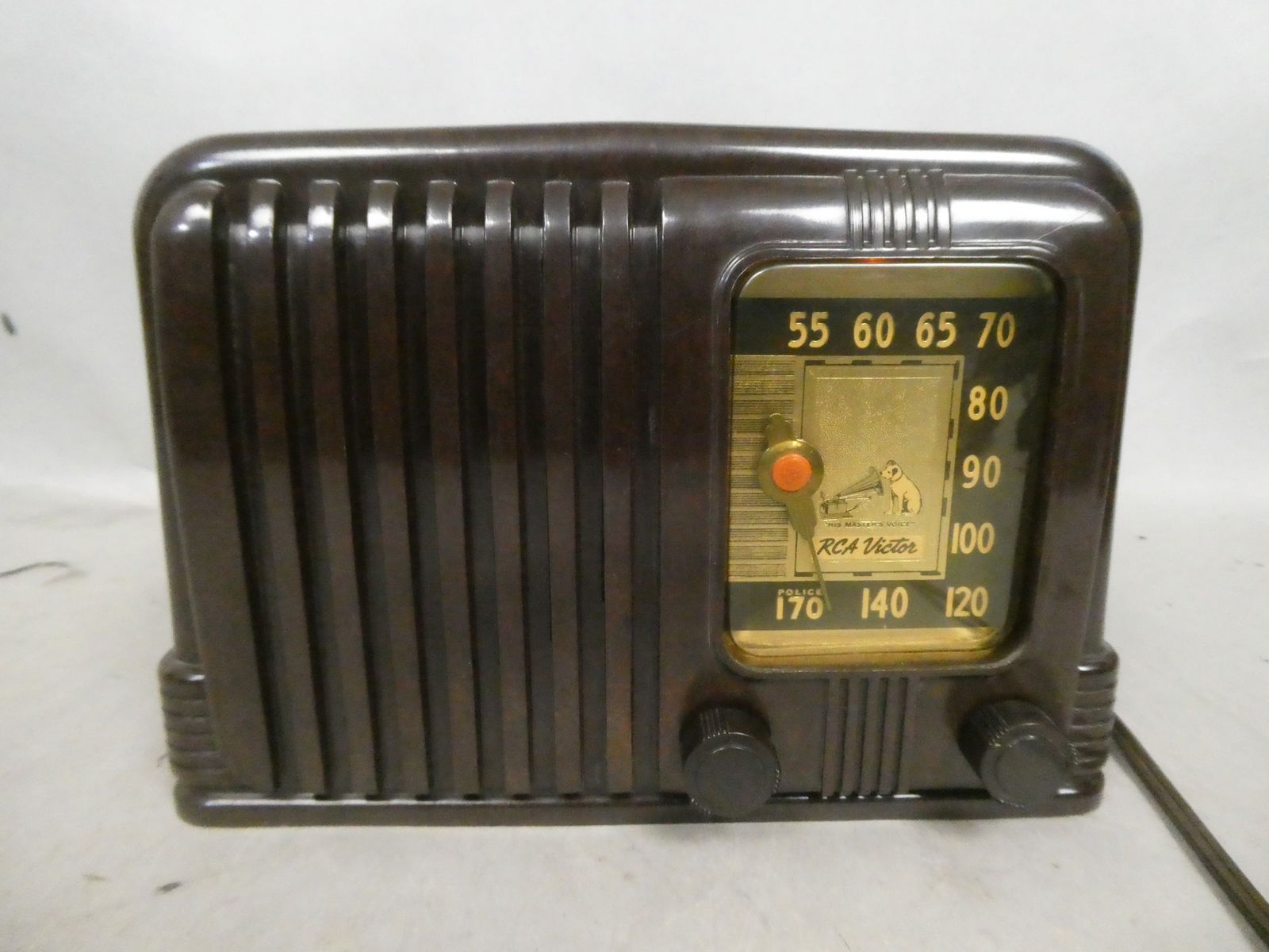 RCA Victor Model 45-X-11 Maroon Bakelite Table Top Tube Radio (1 of 6)