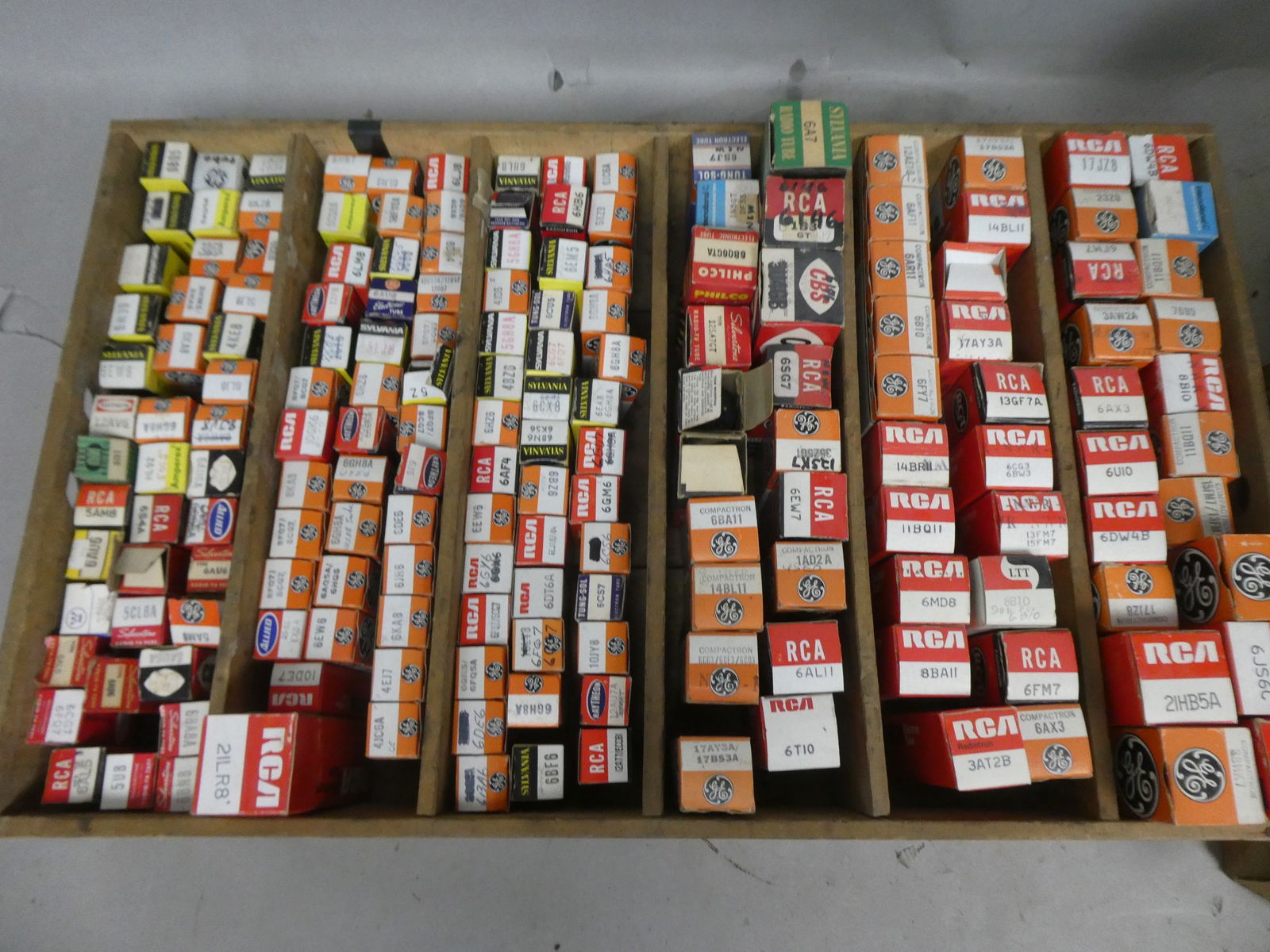 Around 160 Assorted Vintage Vacuum Radio Tubes in Boxes (1 of 19)