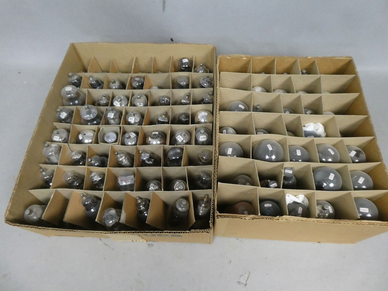 Lot 90 Vintage Assorted Radio Vacuum Tubes (1 of 18)