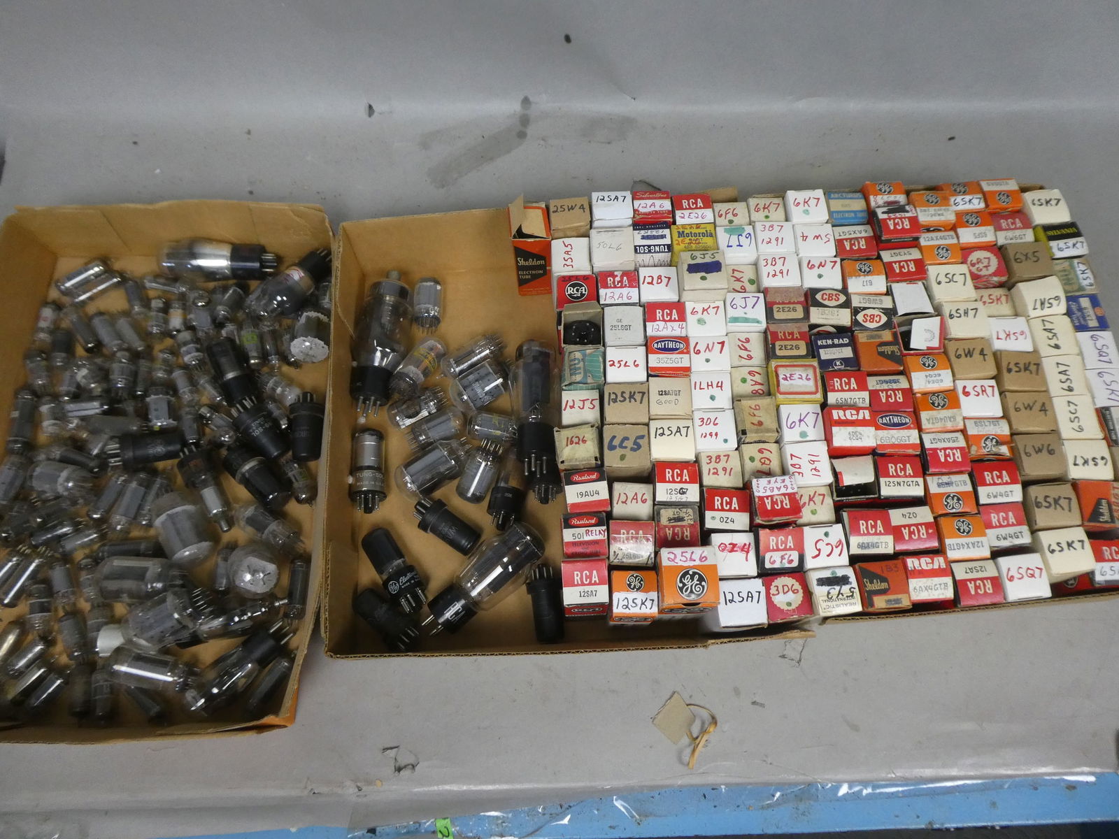 Around 150 Assorted Vintage Radio Vacuum Tubes (1 of 14)