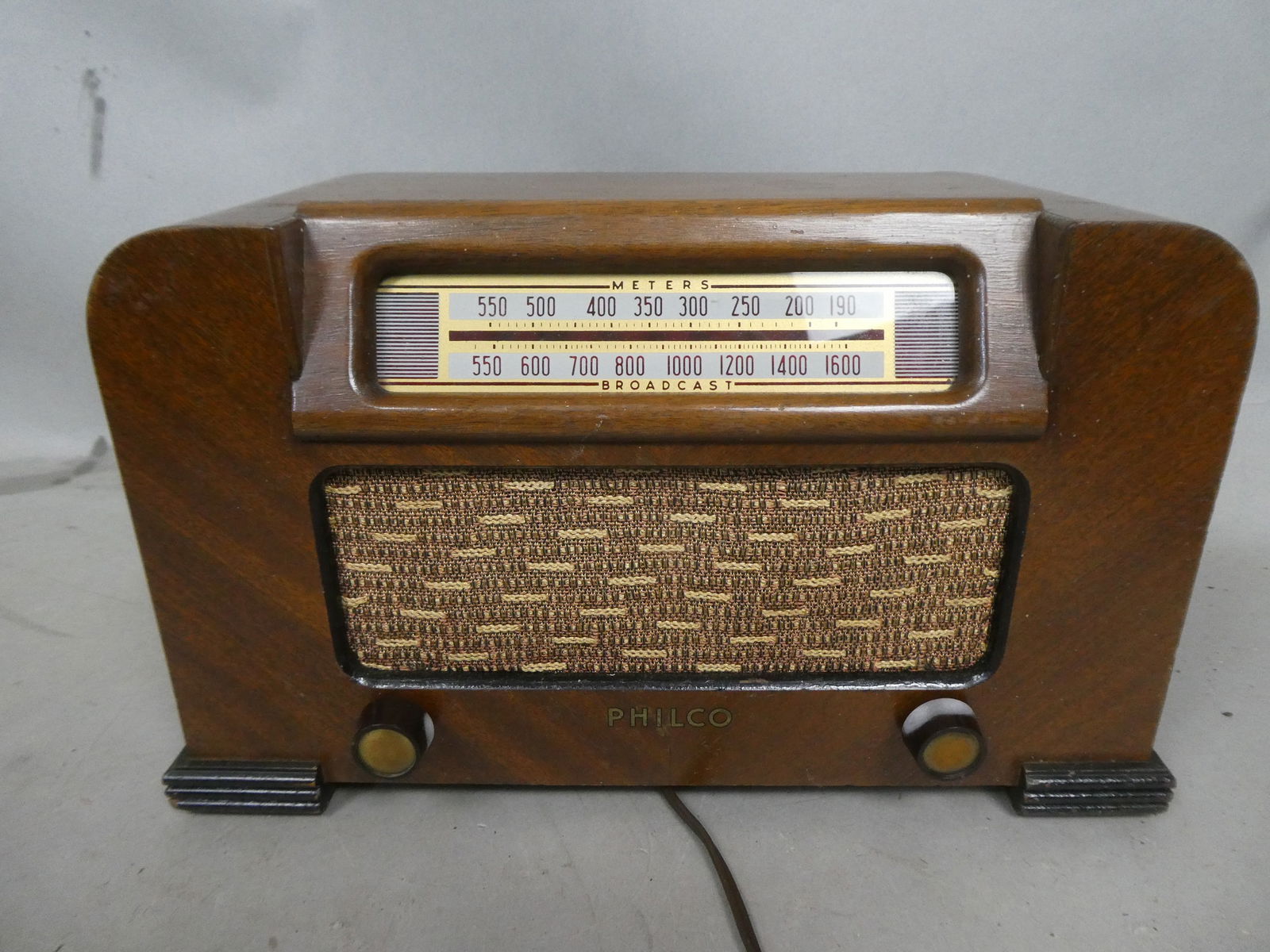 Philco Model 42-321 Brown Wood Table Top Tube Radio (1 of 8)