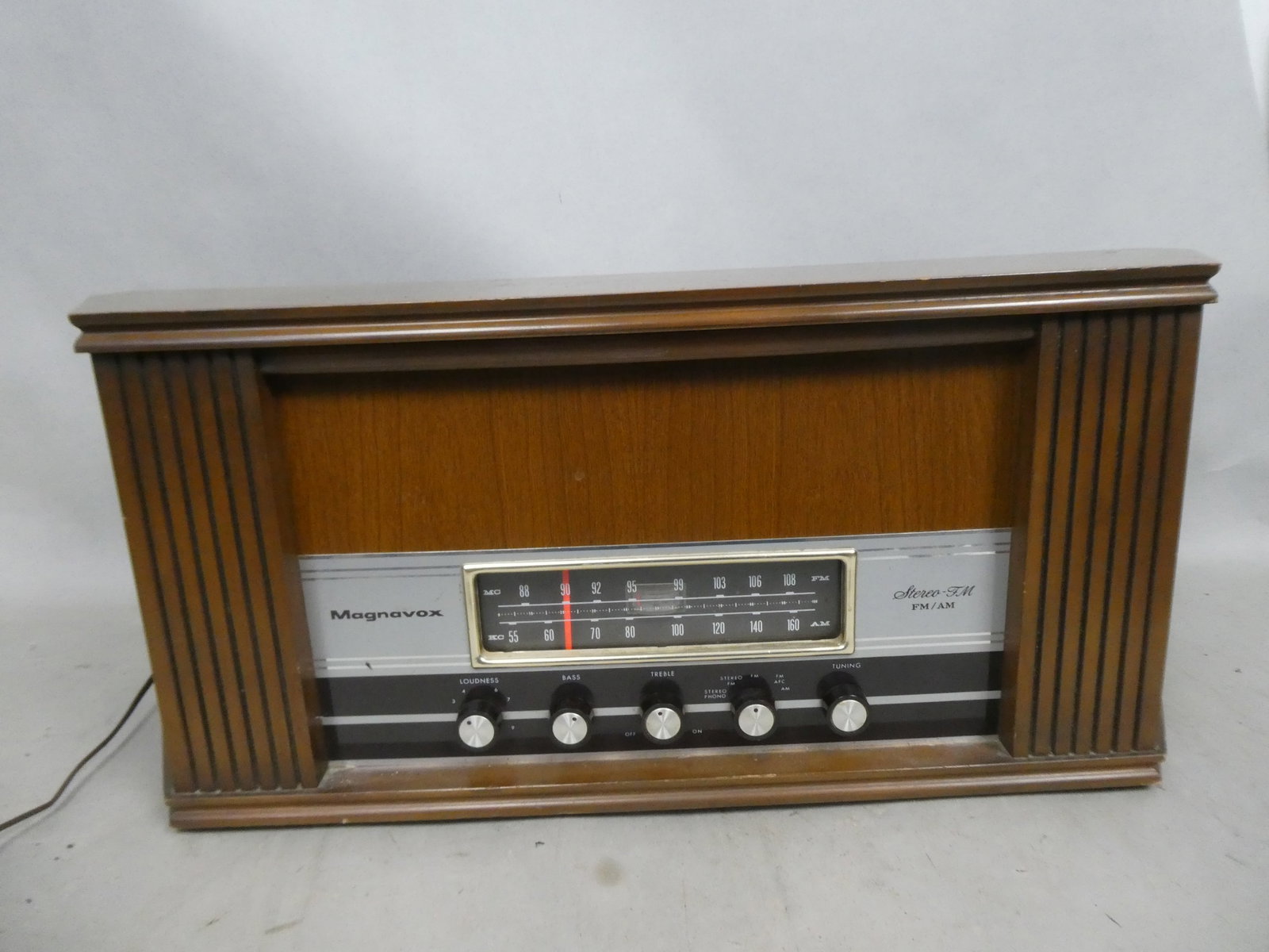 Magnavox Model OFM026 Stereo FM/AM Radio: Magnavox Model OFM026 Stereo FM/AM Radio. Measurements in inches: 11 high x 28 x 9 Condition:Case is clean. Does not turn on Shipping:We offer in-house shipping. Item(s) will be packed after invoice i