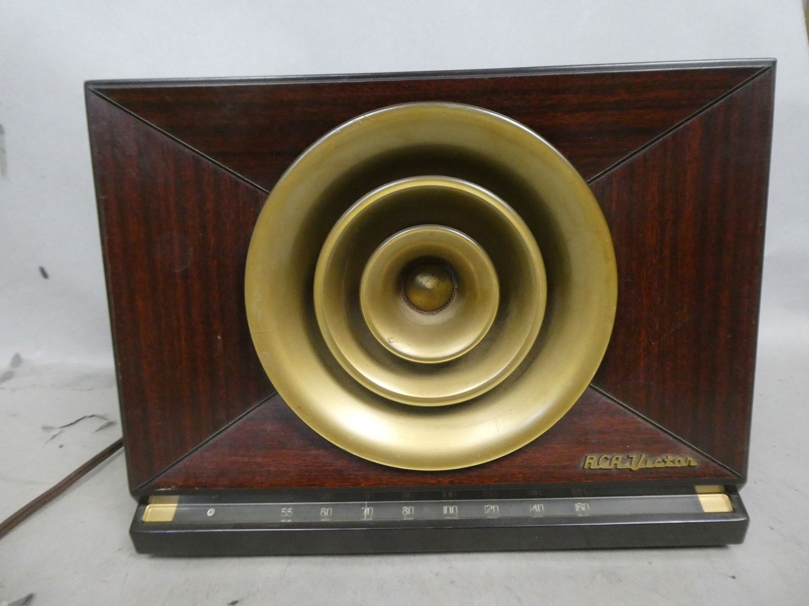 RCA Victor Model 9-X-571 Maroon Bakelite Table Top Tube Radio (1 of 7)