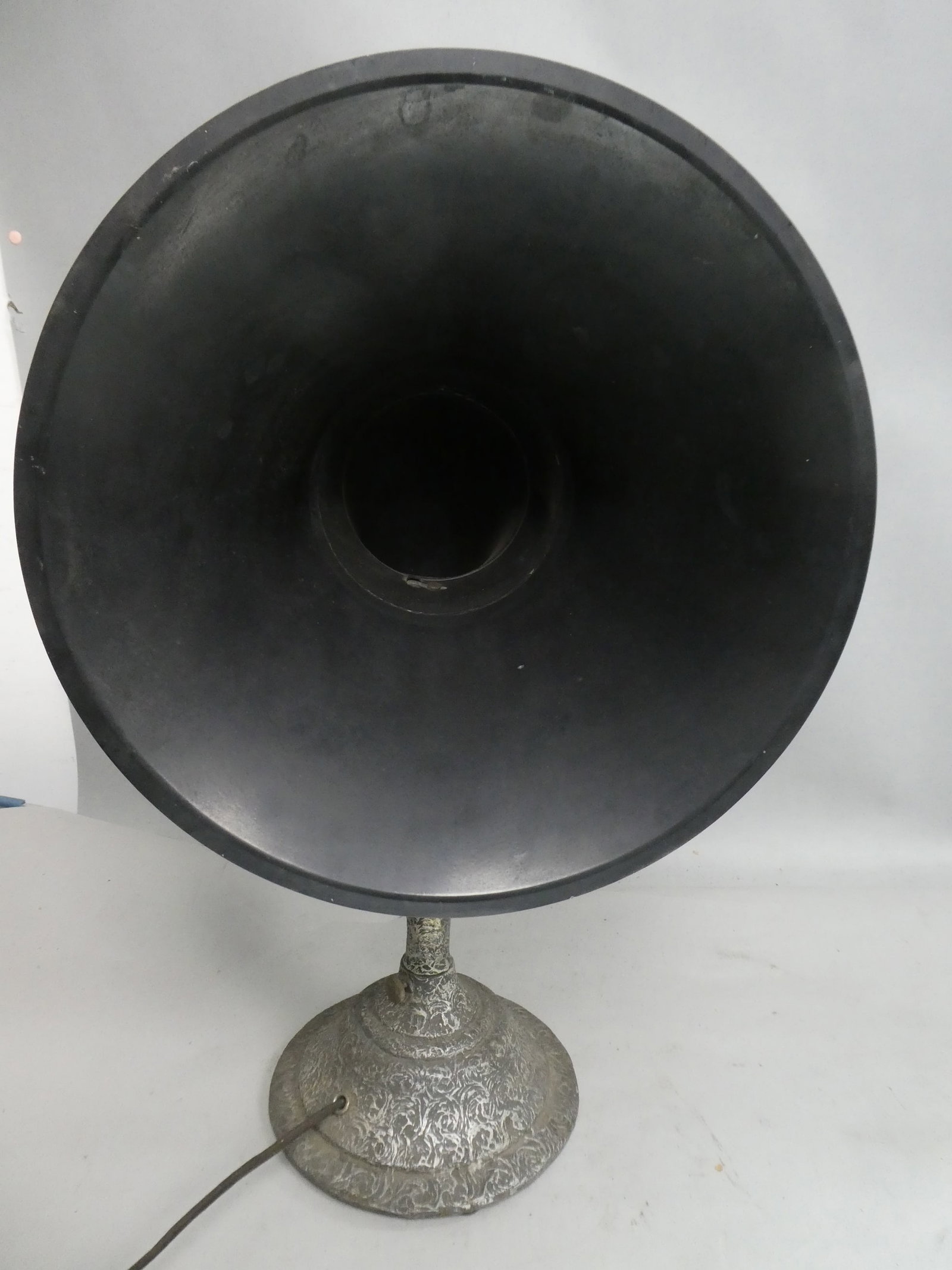 HG Saal Symphony Grand Radio Reproducer Horn Speaker: HG Saal Symphony Grand Radio Reproducer Horn Speaker. Measurements in inches: 21 high x 13 across Condition:Fresh Wisconsin farmhouse fine. Needs a deep cleaning. Has not been tested. Normal wear with