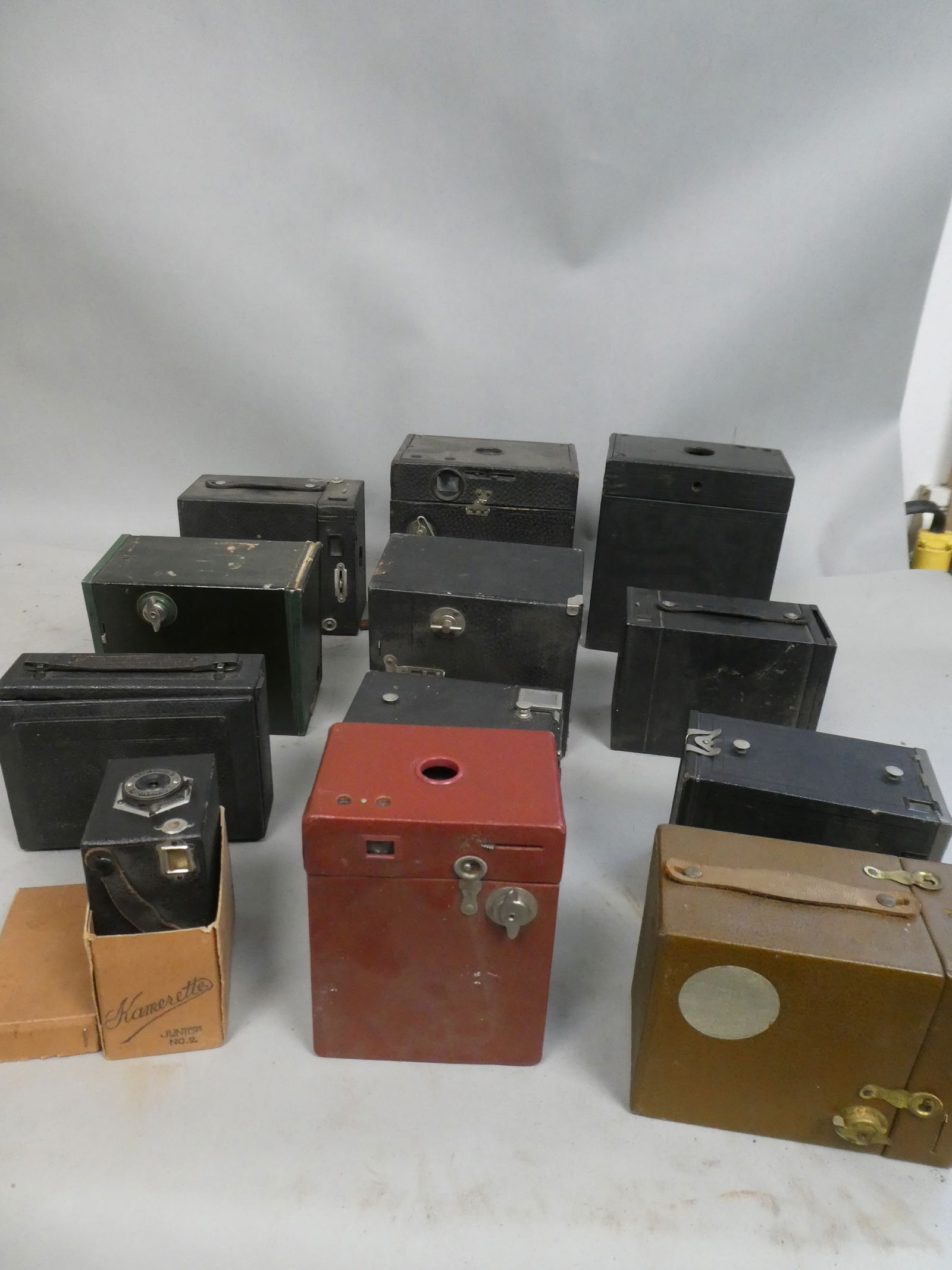 Lot 12 Antique Box Camera Brownie Kamertte Kodak etc (1 of 13)