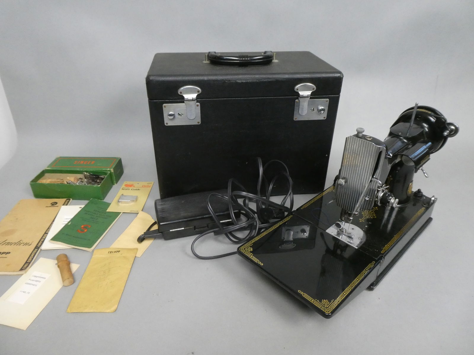 1930's Singer 221-1 Featherweight Sewing Machine w/ Case & Attachments (1 of 10)