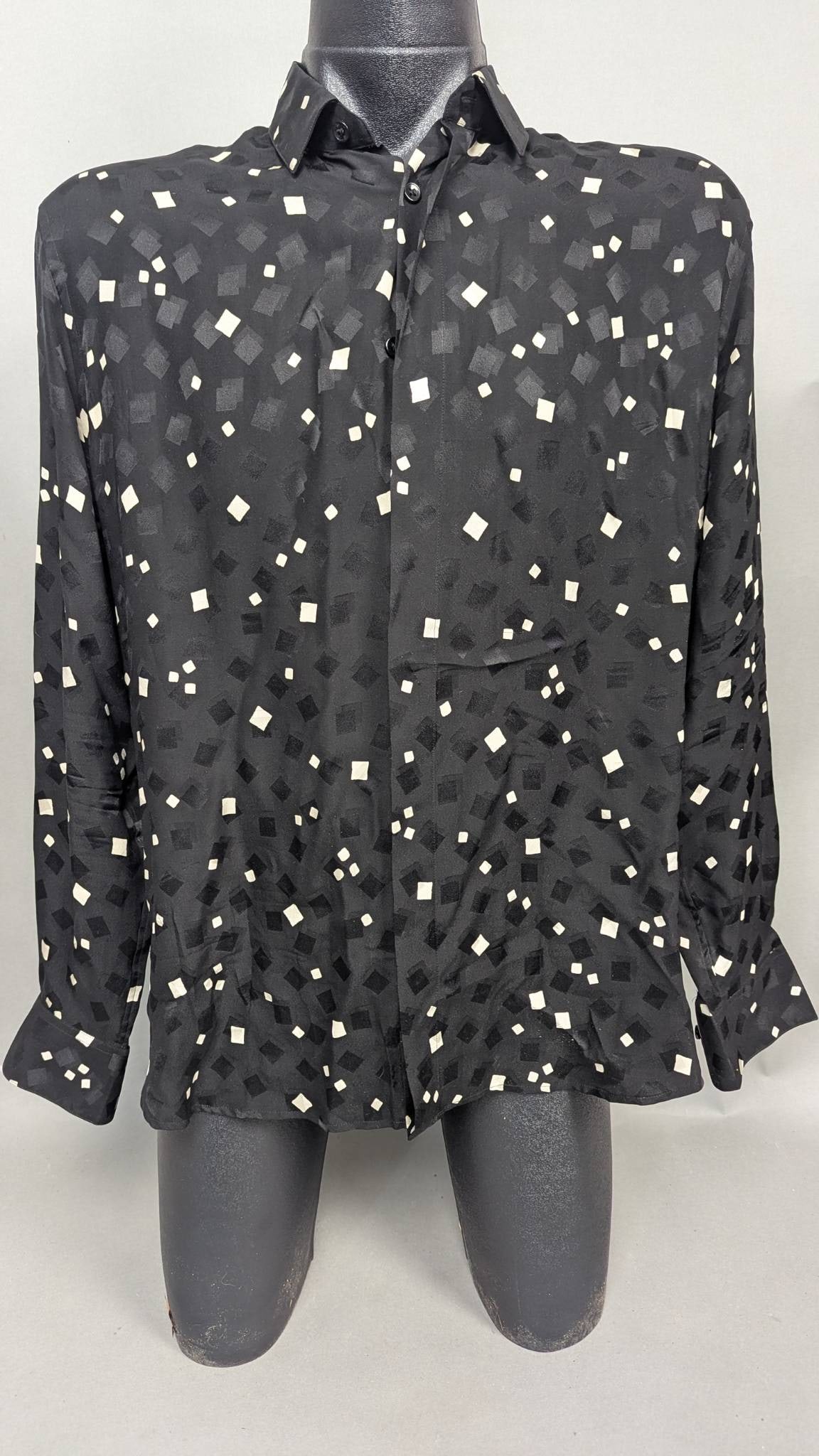 Saint Laurent Paris Black Patterned Long-Sleeve Shirt Size 40: Saint Laurent Paris black long-sleeve shirt featuring an abstract square pattern in black and white. Made from lightweight fabric, this shirt includes a pointed collar, button-front closure, and a che