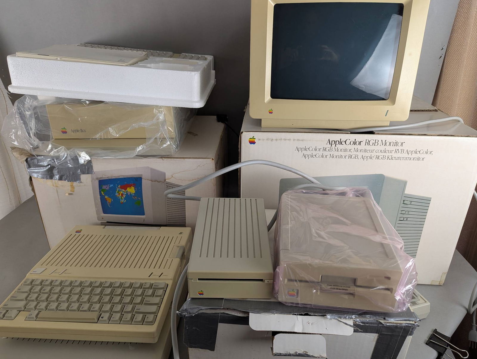 Apple IIc Computer with Monitor Accessories and Software (1 of 8)
